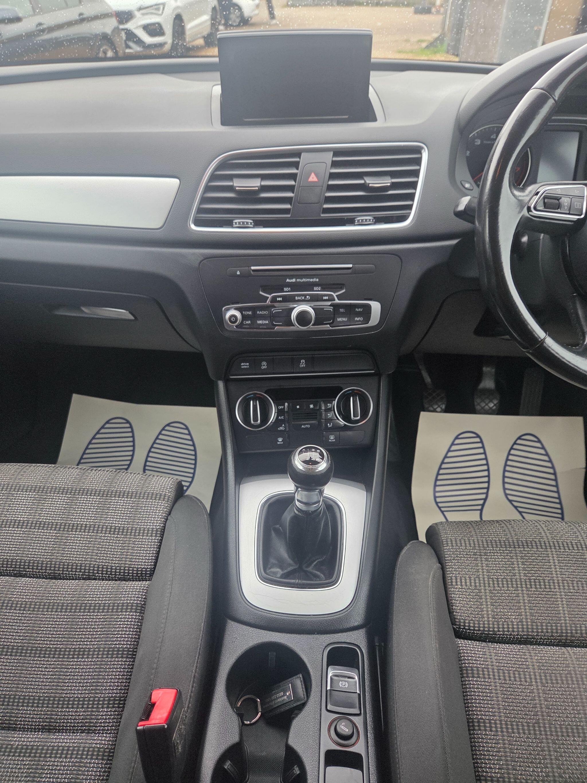 Audi Q3 view 32