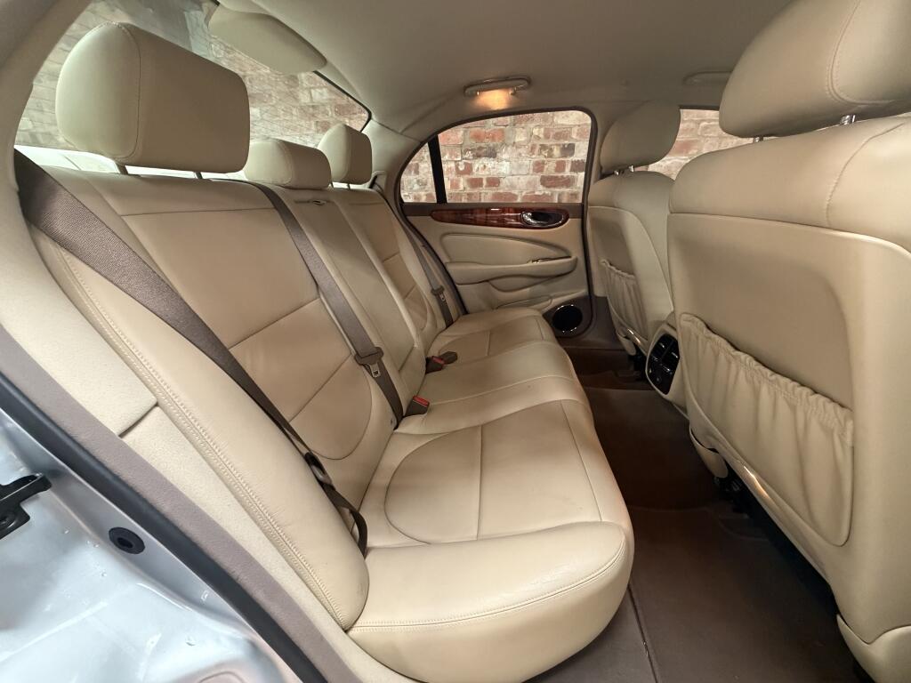 Jaguar XJ view 26
