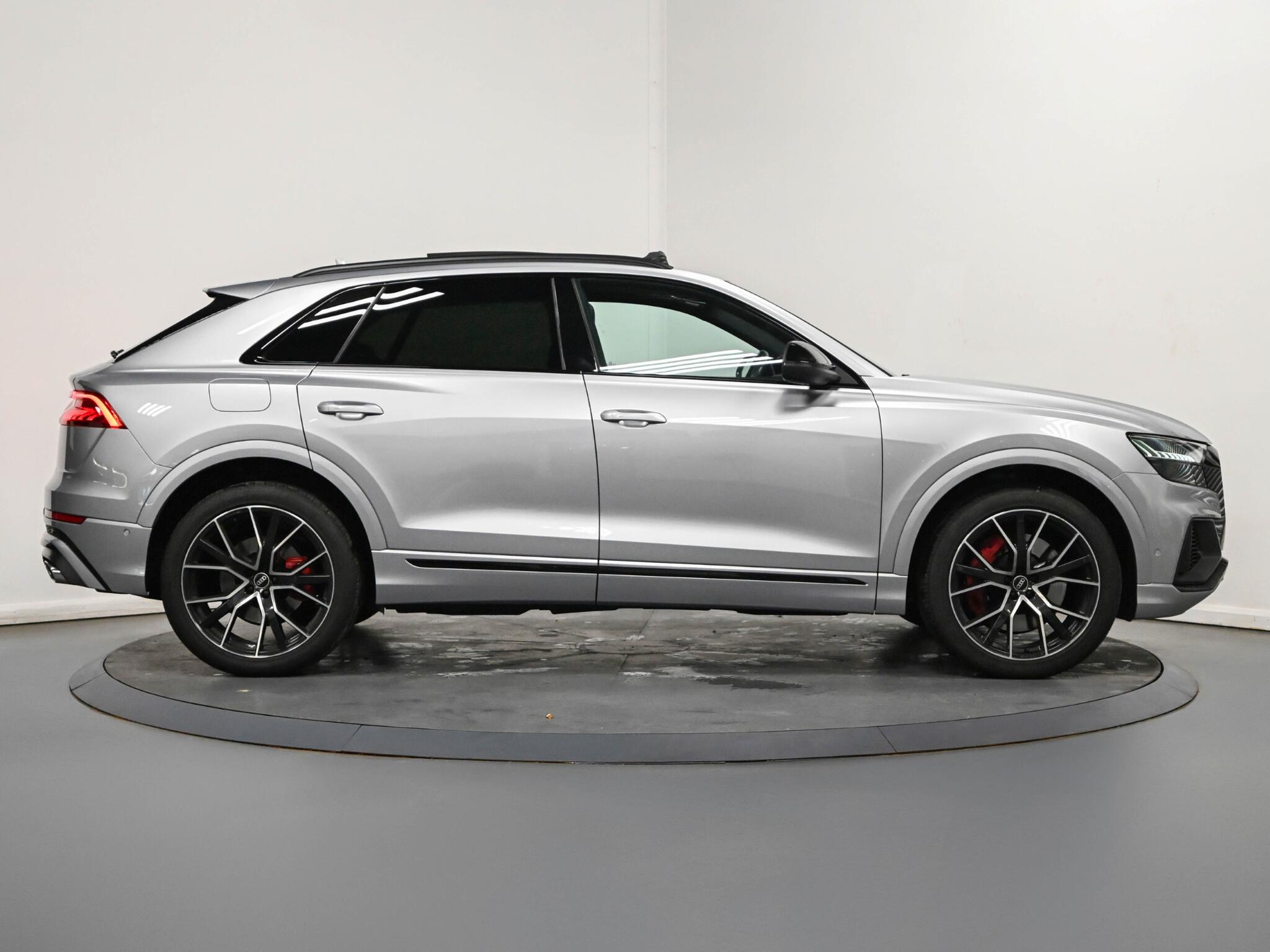 Audi SQ8 view 26