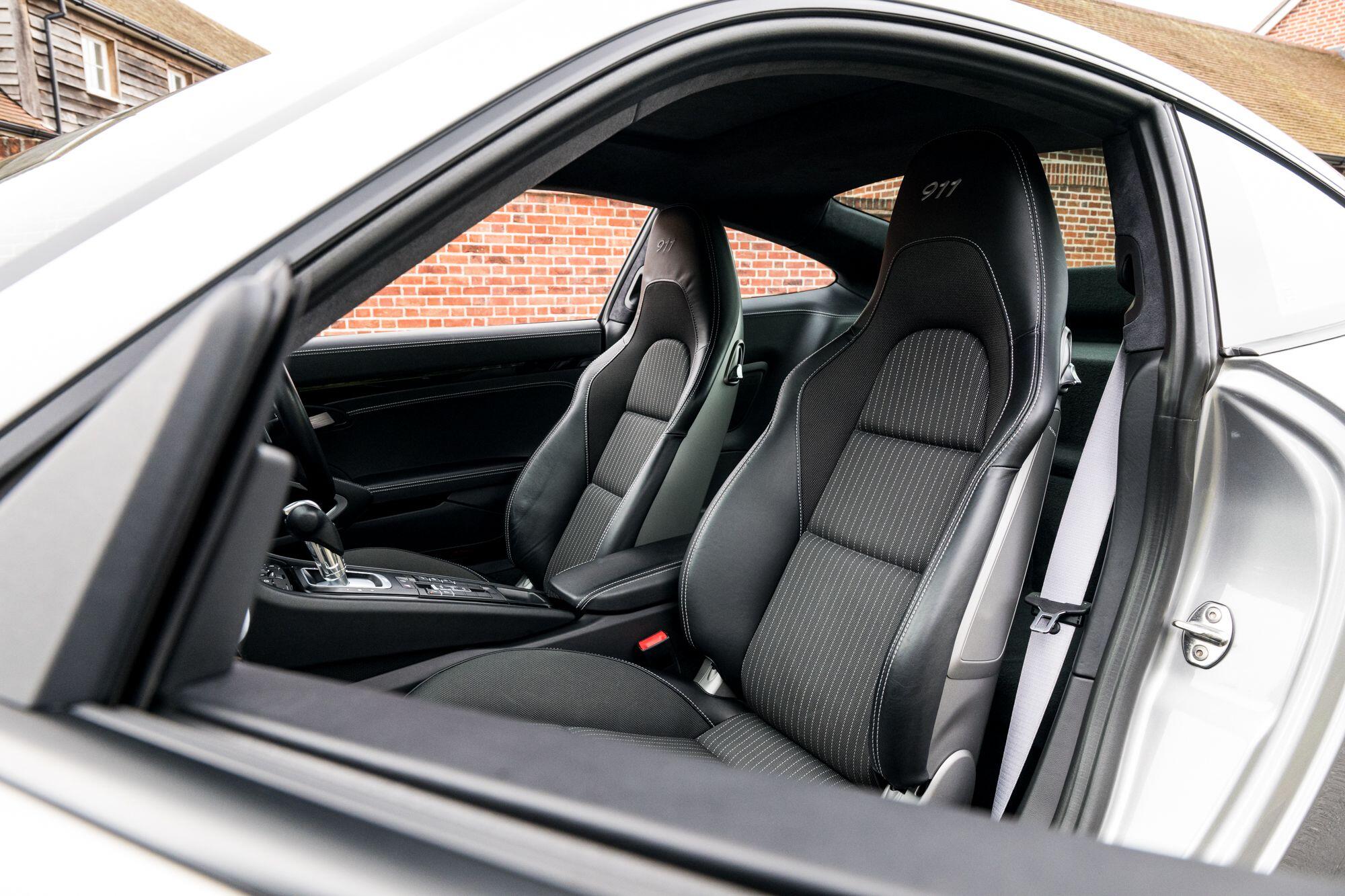 Porsche 911 view 39