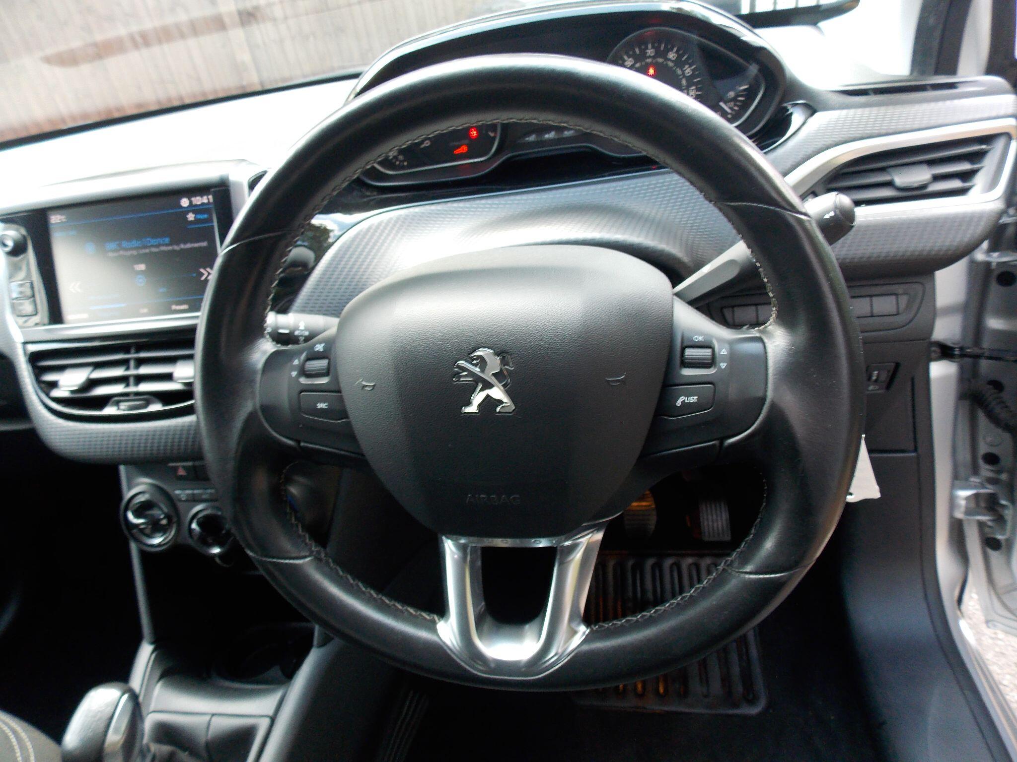 Peugeot 208 view 11