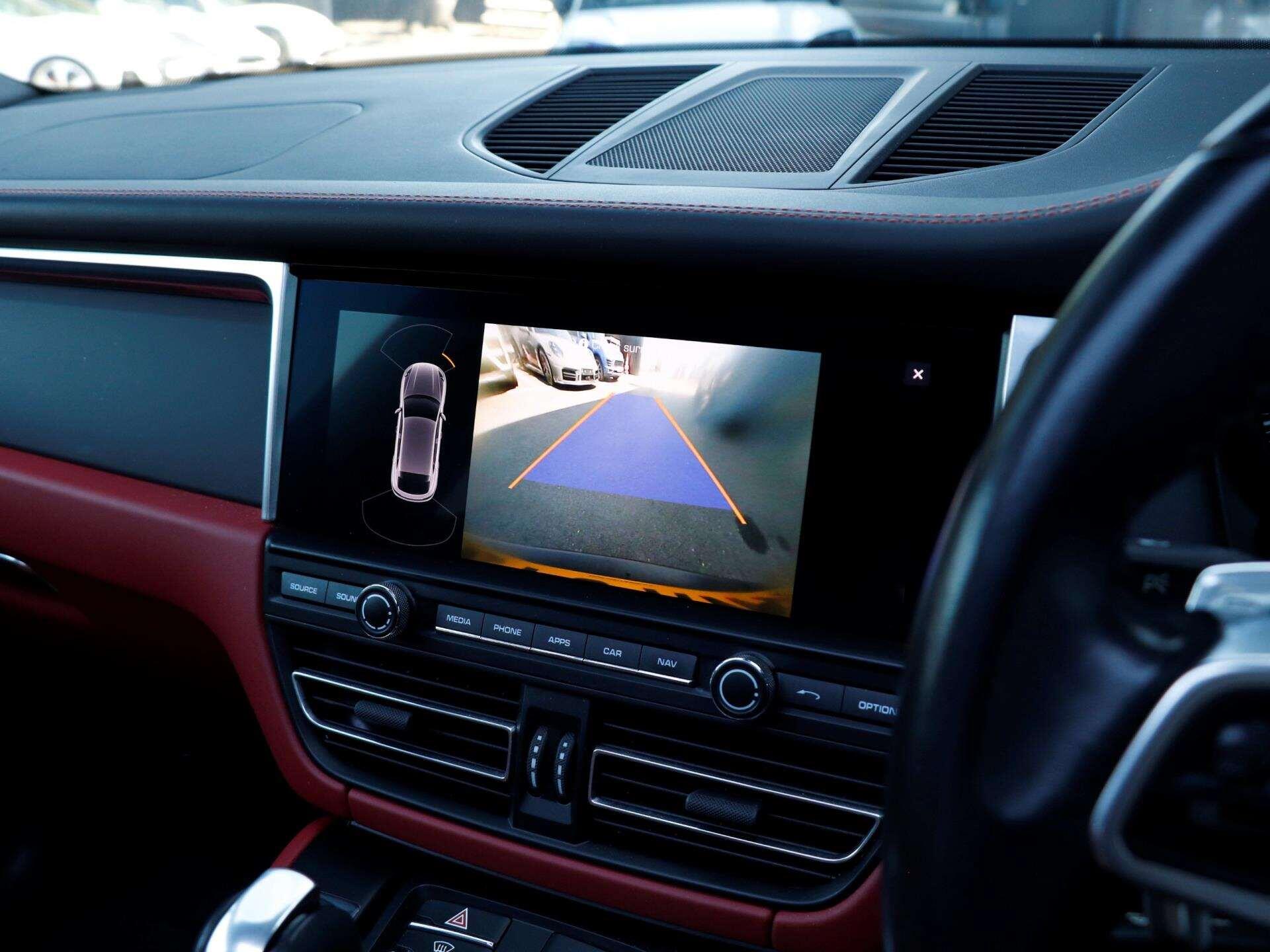 Porsche Macan view 15