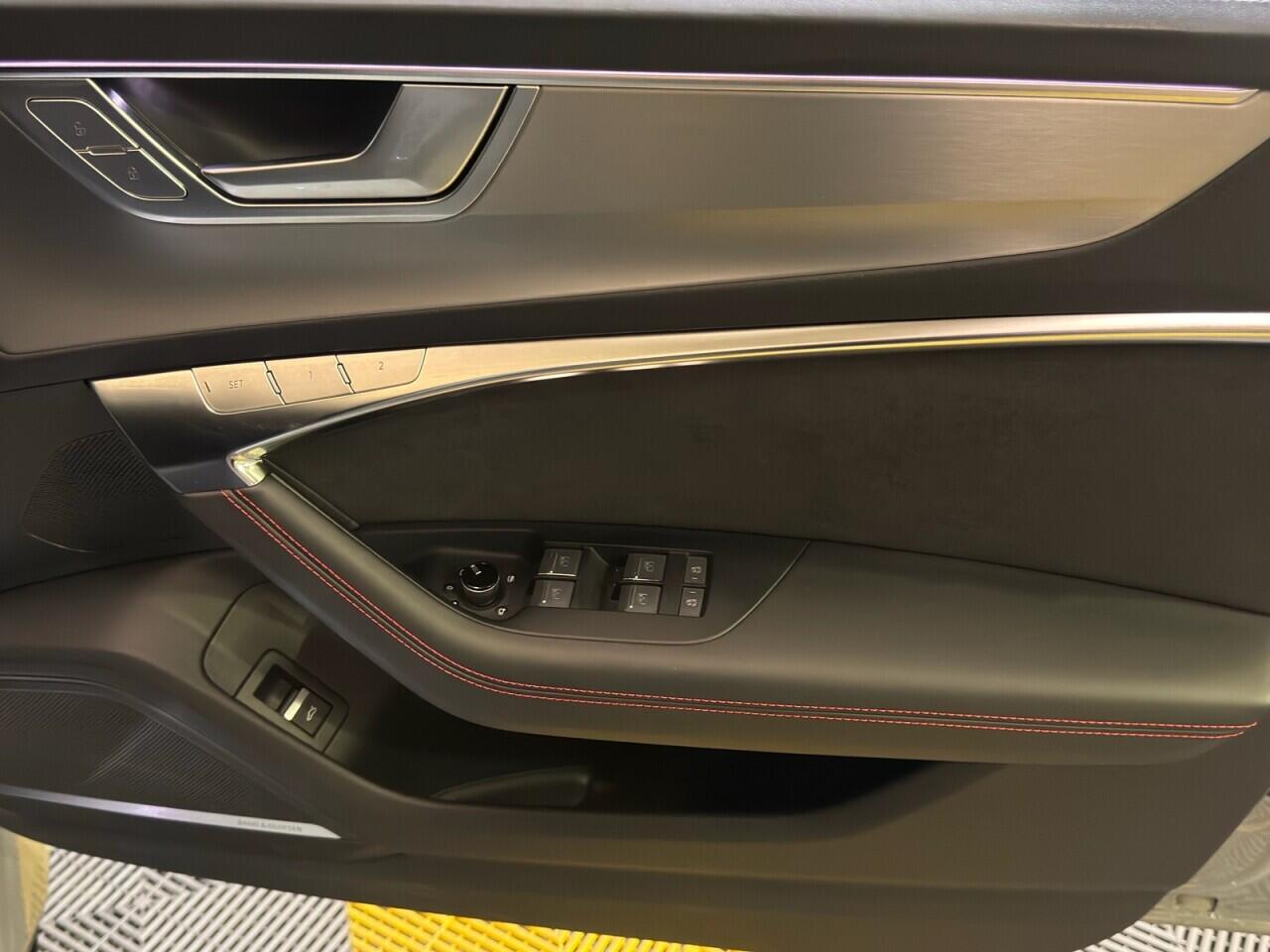 Audi RS6 Avant view 12
