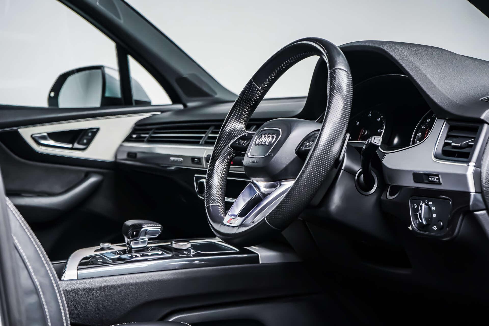 Audi Q7 view 9