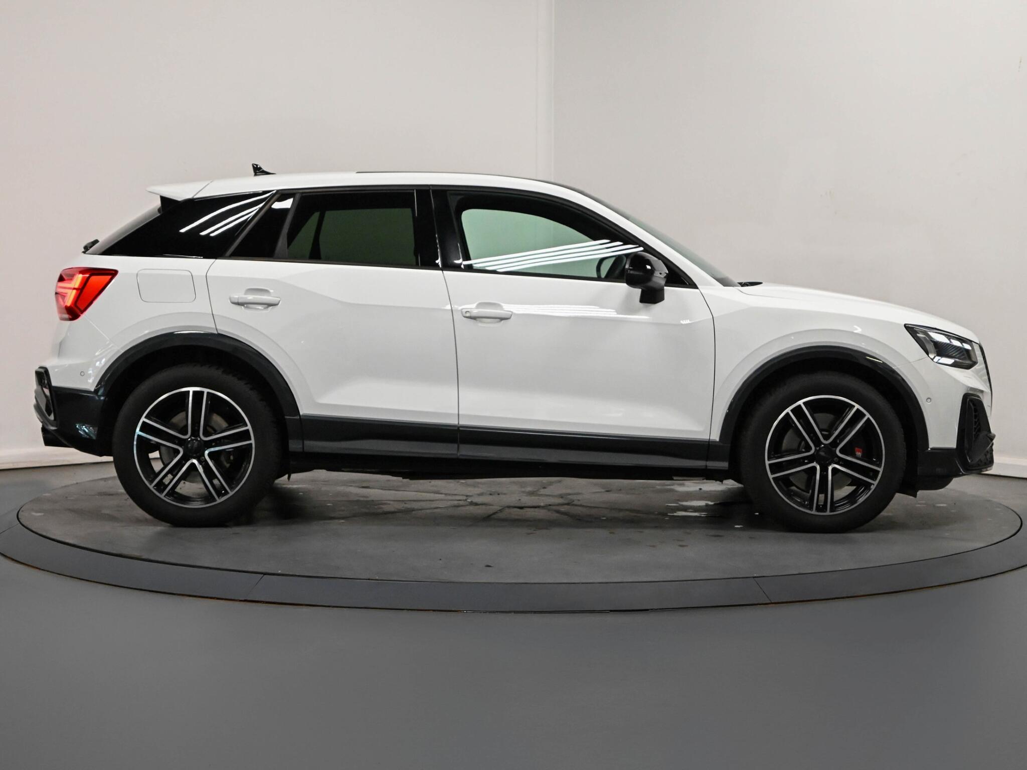 Audi SQ2 view 22