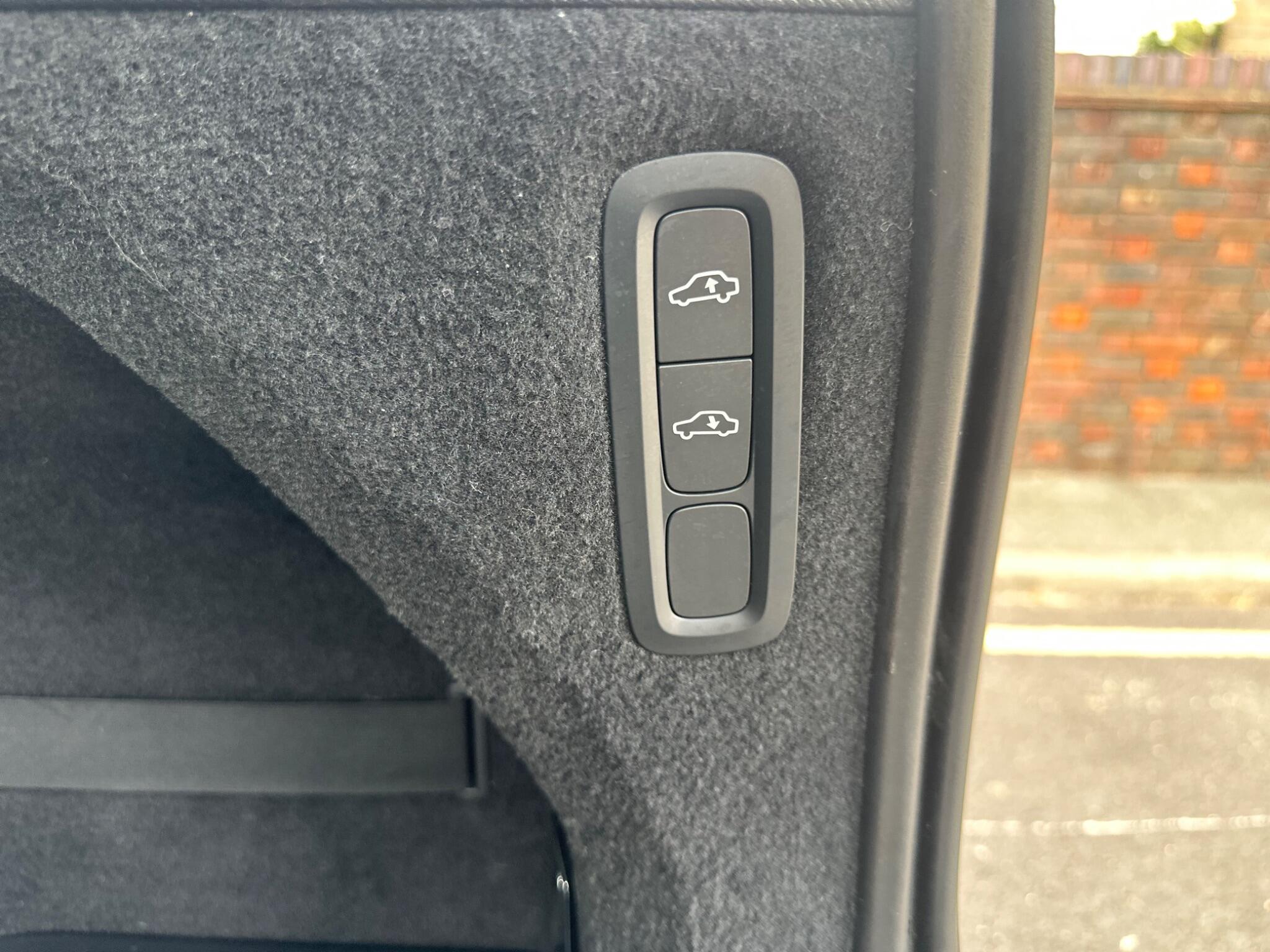Volvo XC90 view 16