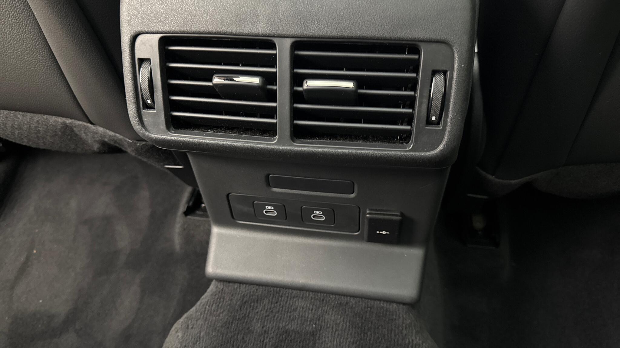 Land Rover Range Rover Velar view 18