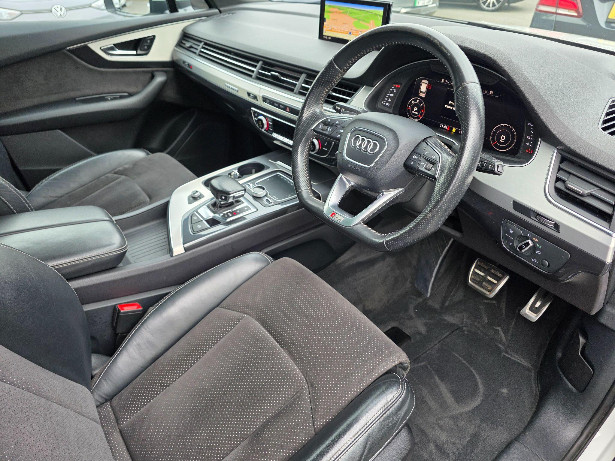 Audi Q7 view 11
