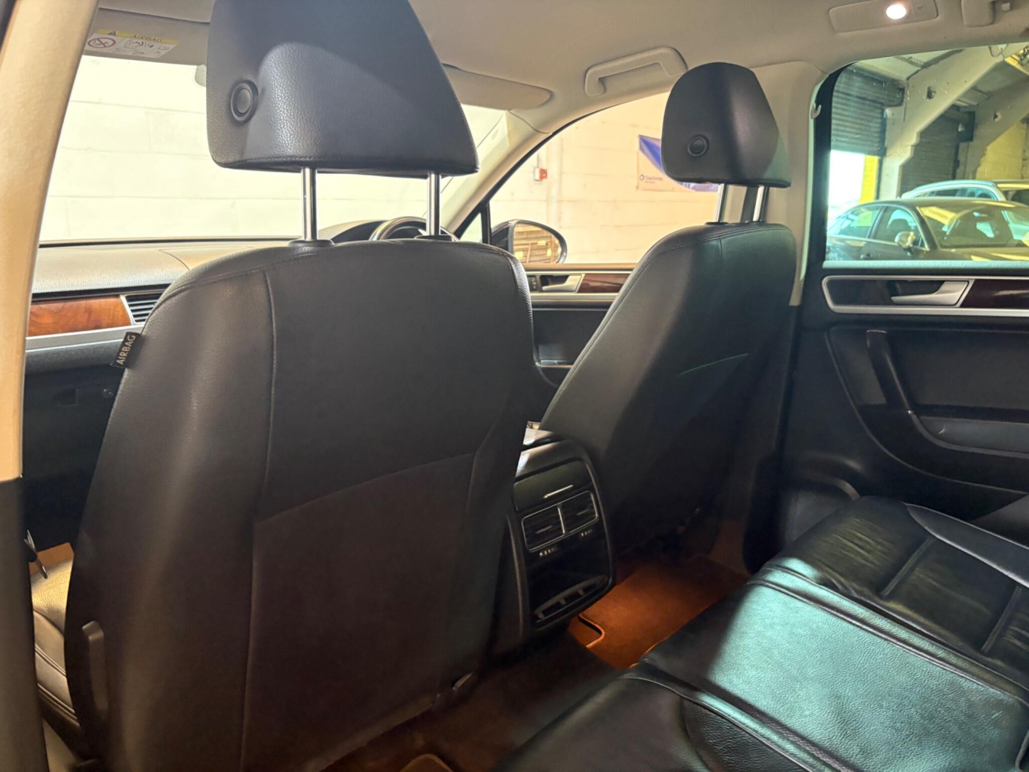 Volkswagen Touareg view 45