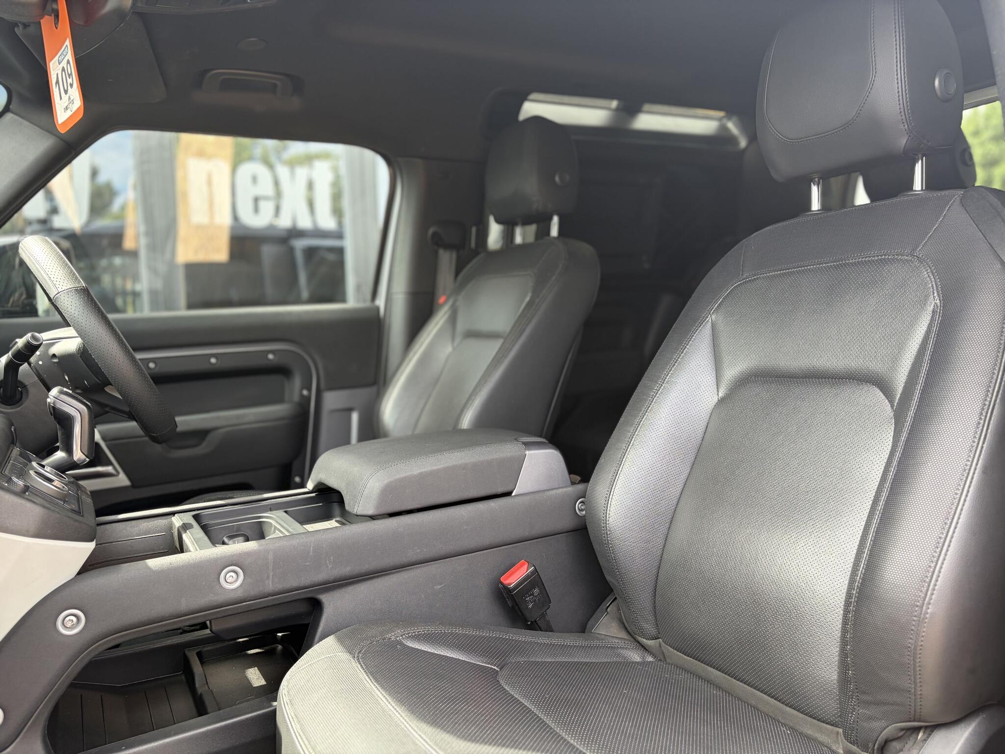 Land Rover Defender 90 view 17