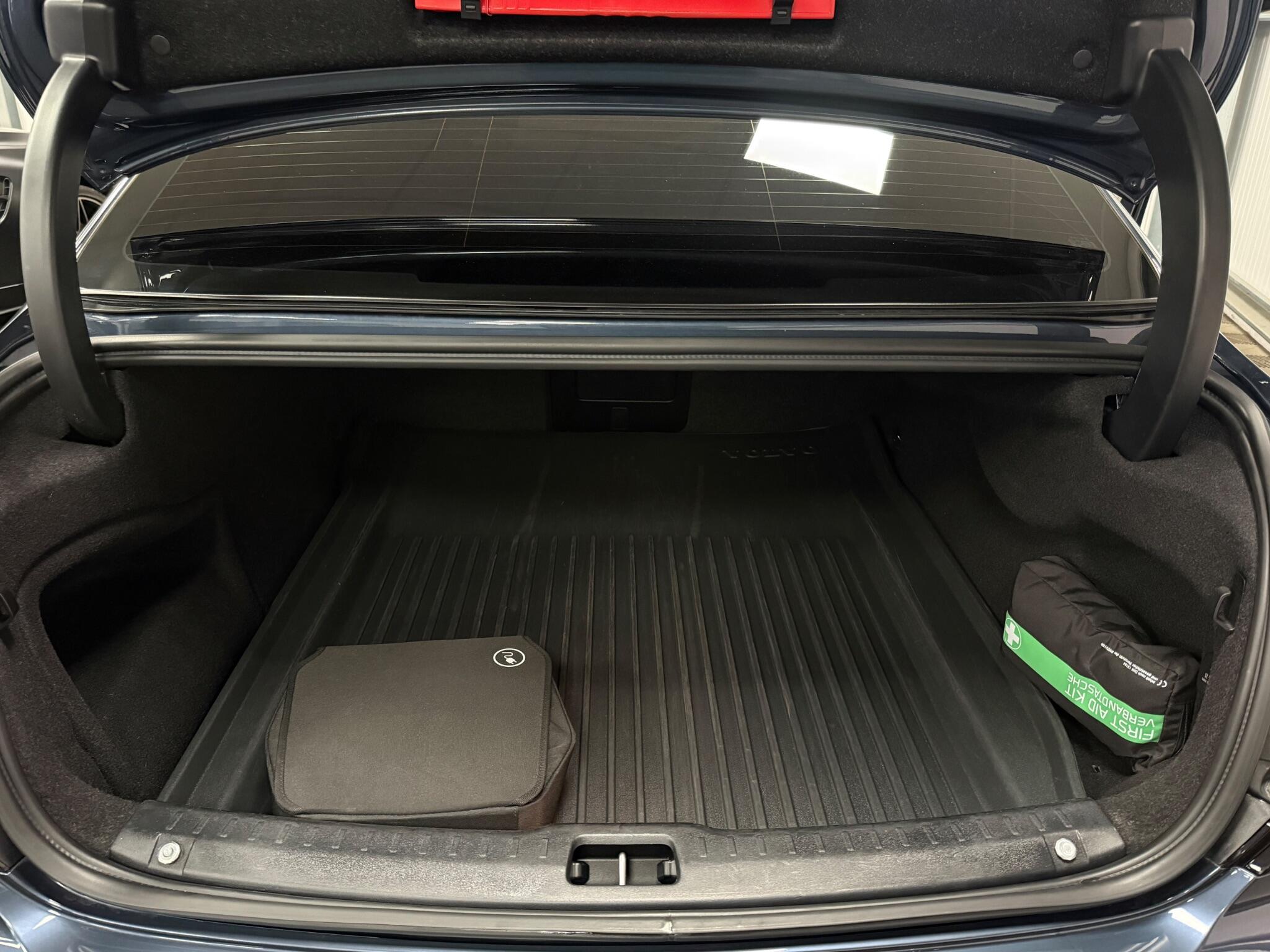 Volvo S90 view 35