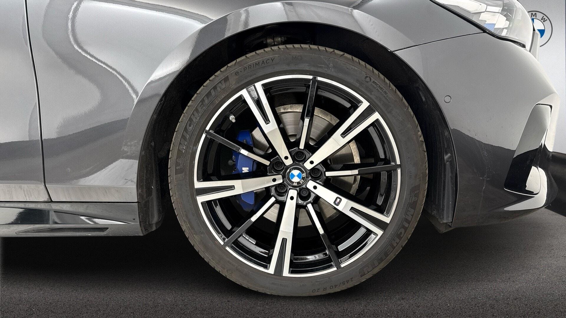 BMW 5 Series view 14