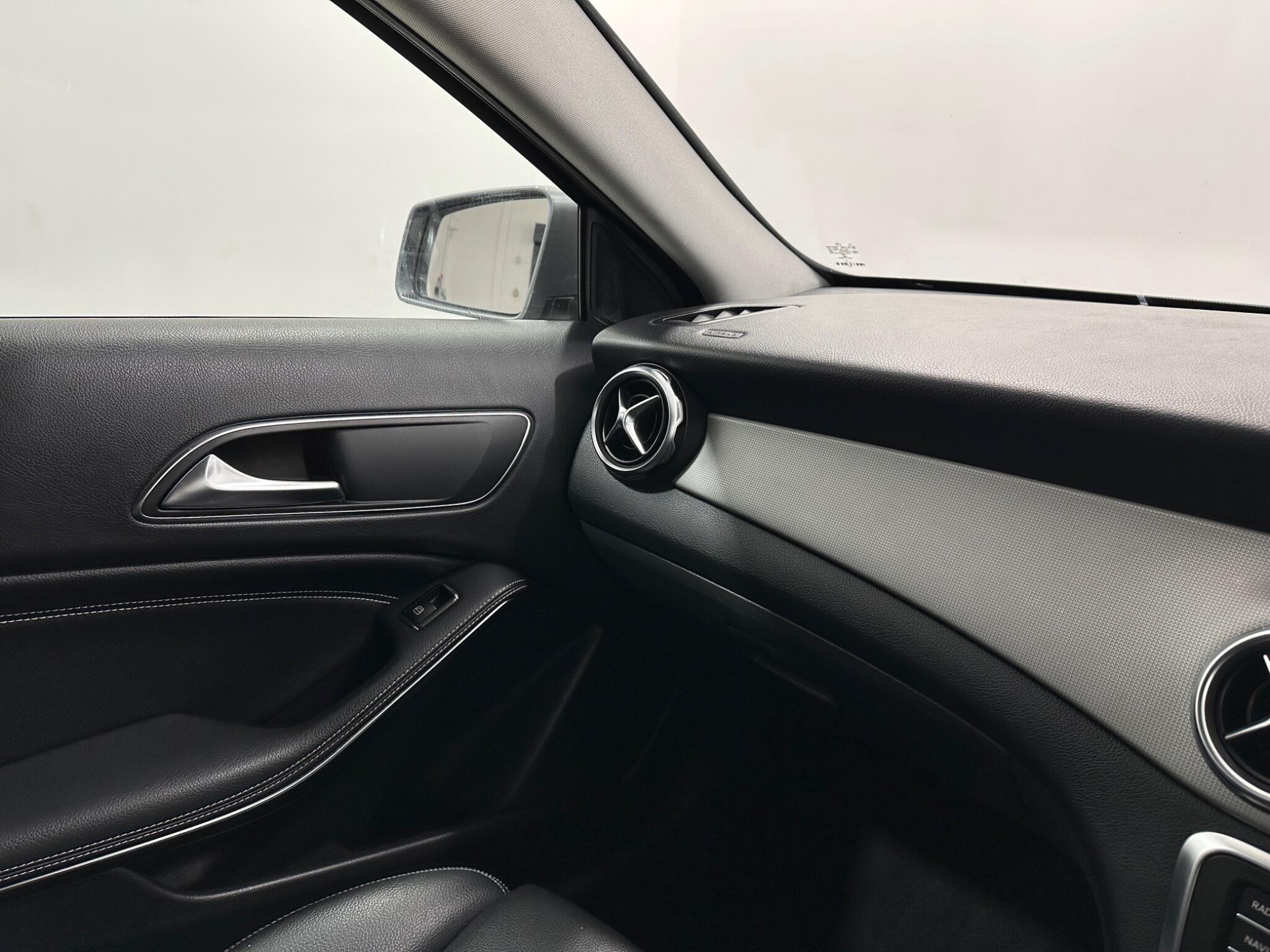 Mercedes-Benz Gla view 28