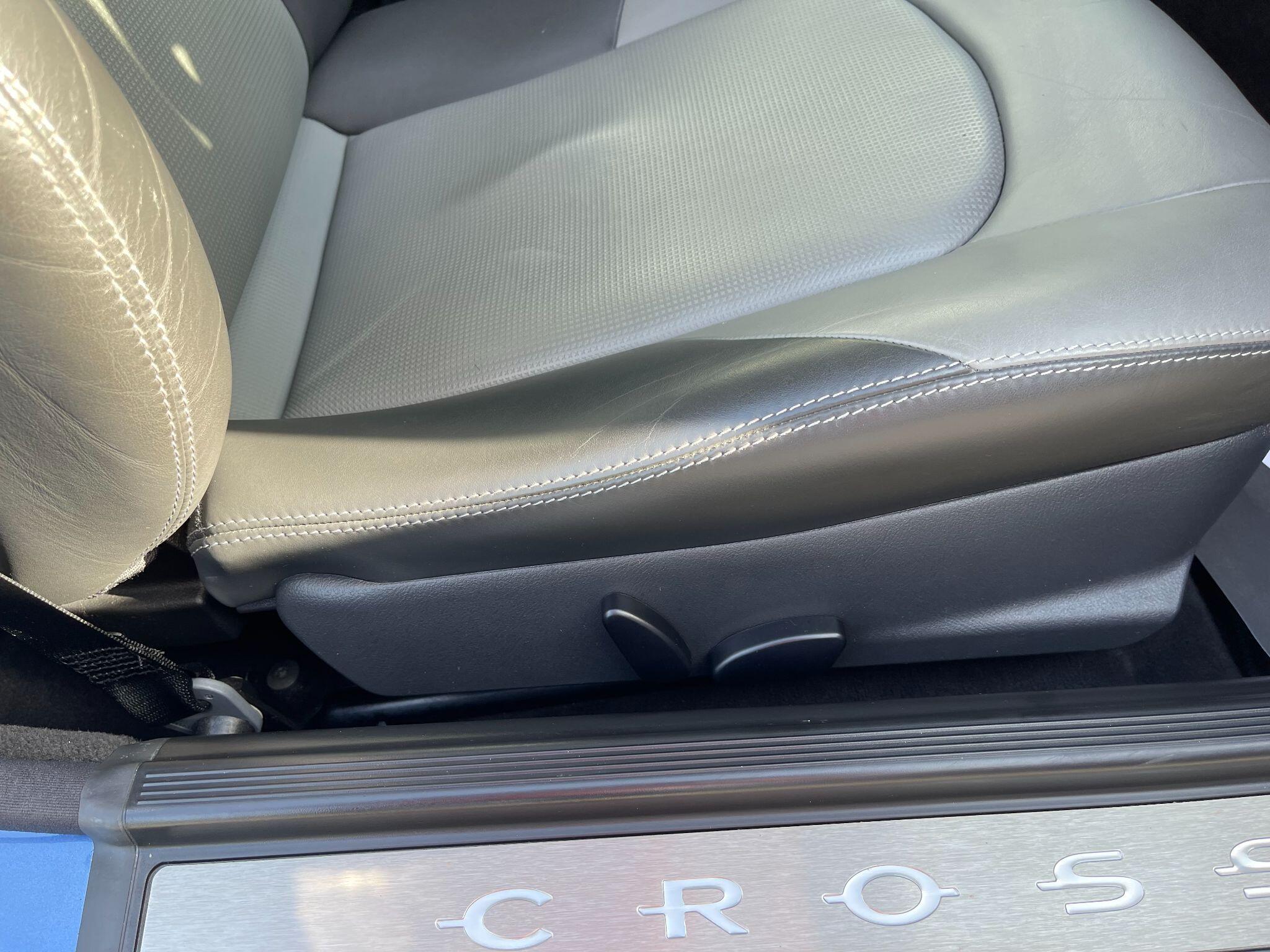 Chrysler Crossfire view 19
