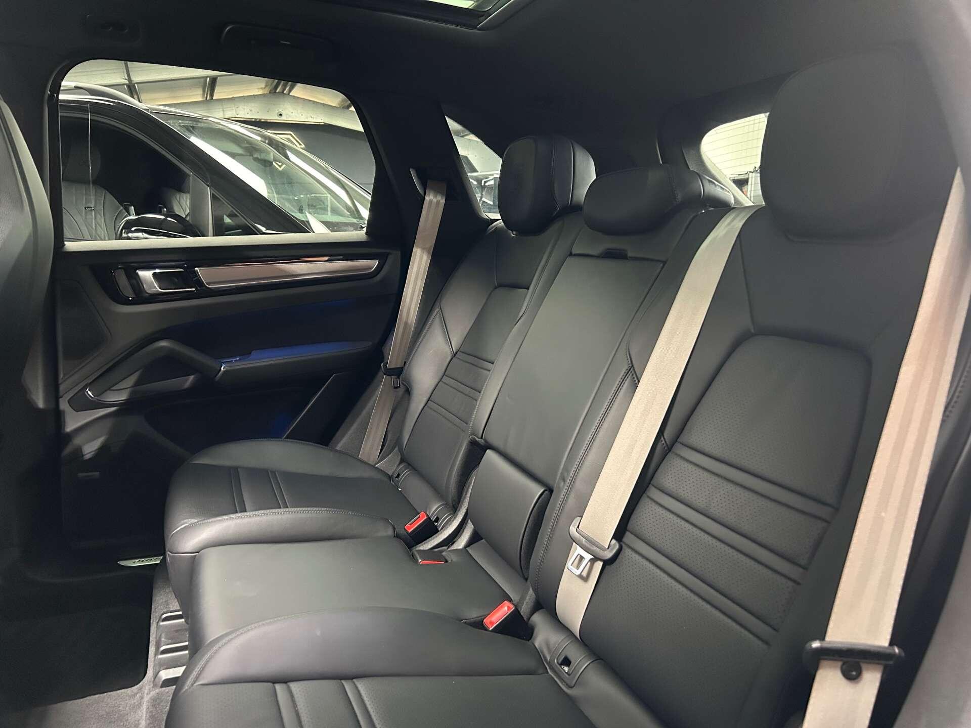 Porsche Cayenne view 33