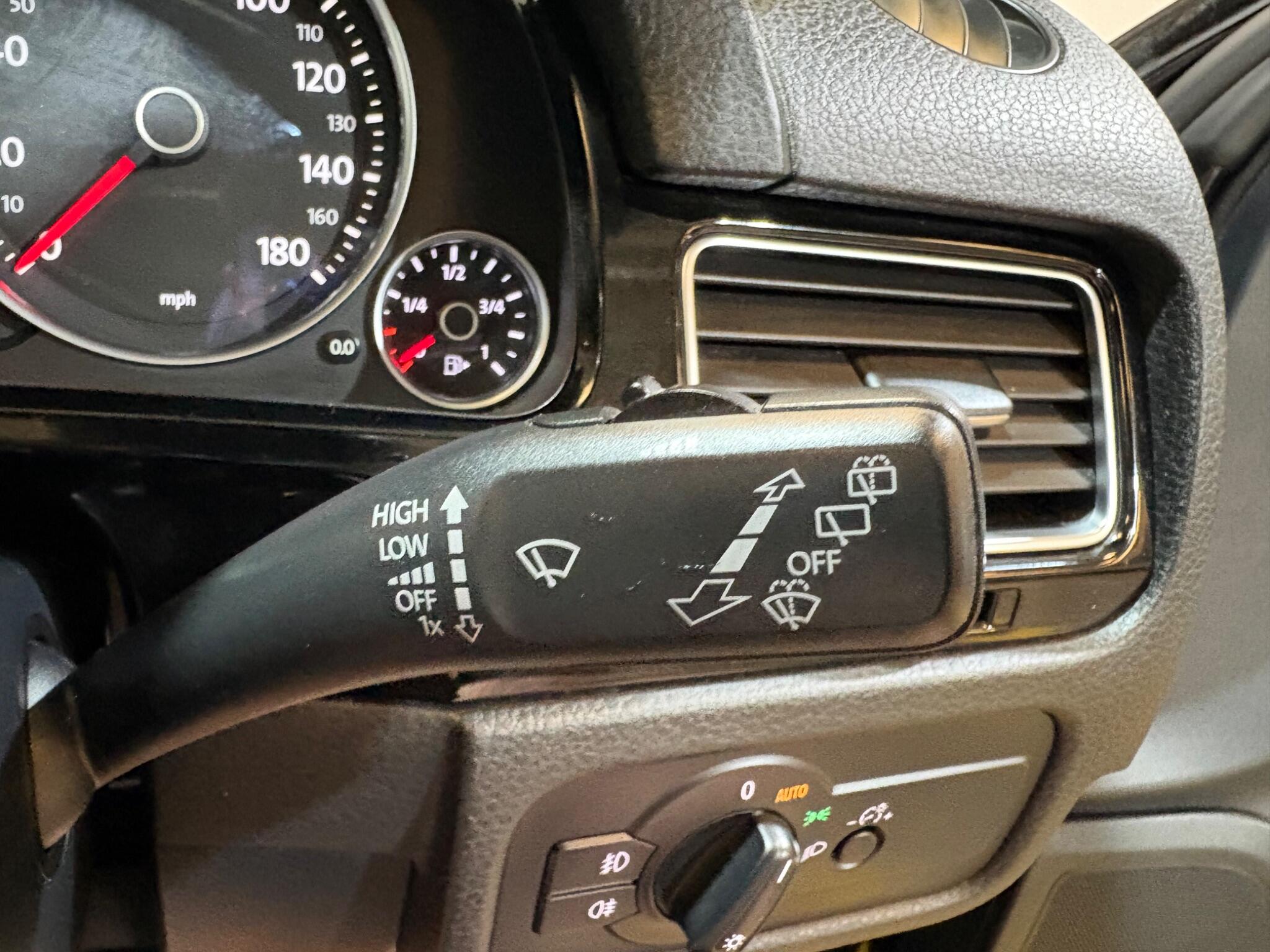 Volkswagen Touareg view 30