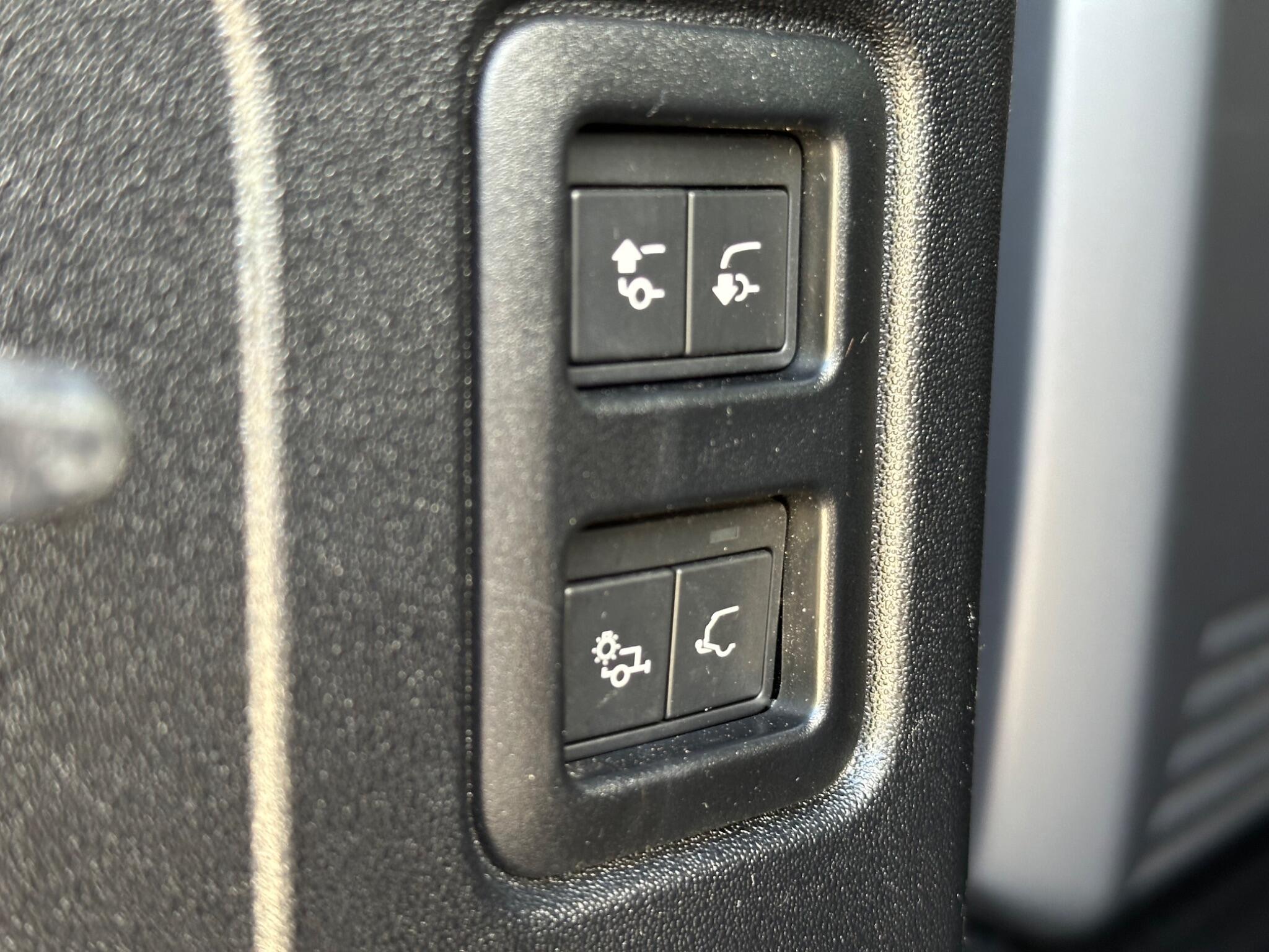 Land Rover Defender 110 view 22