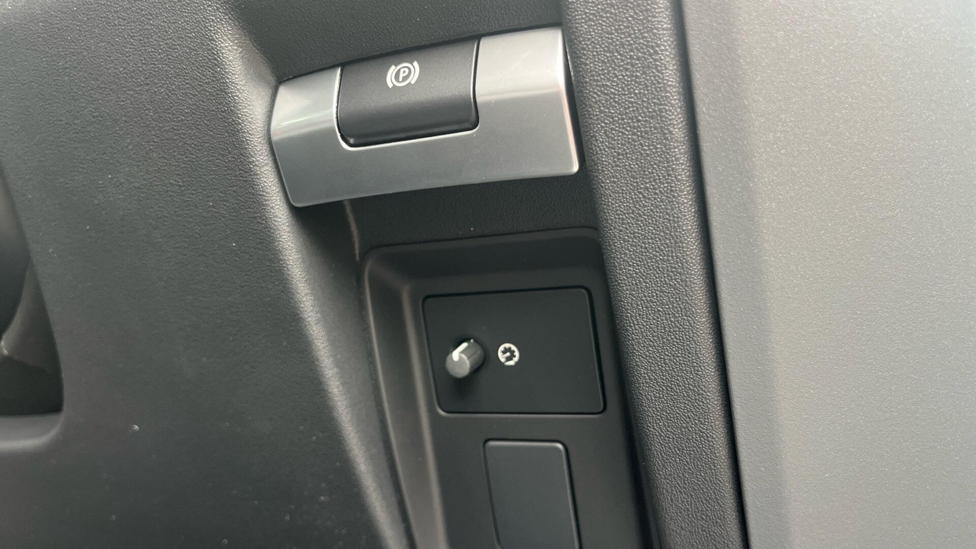 Land Rover Defender view 43
