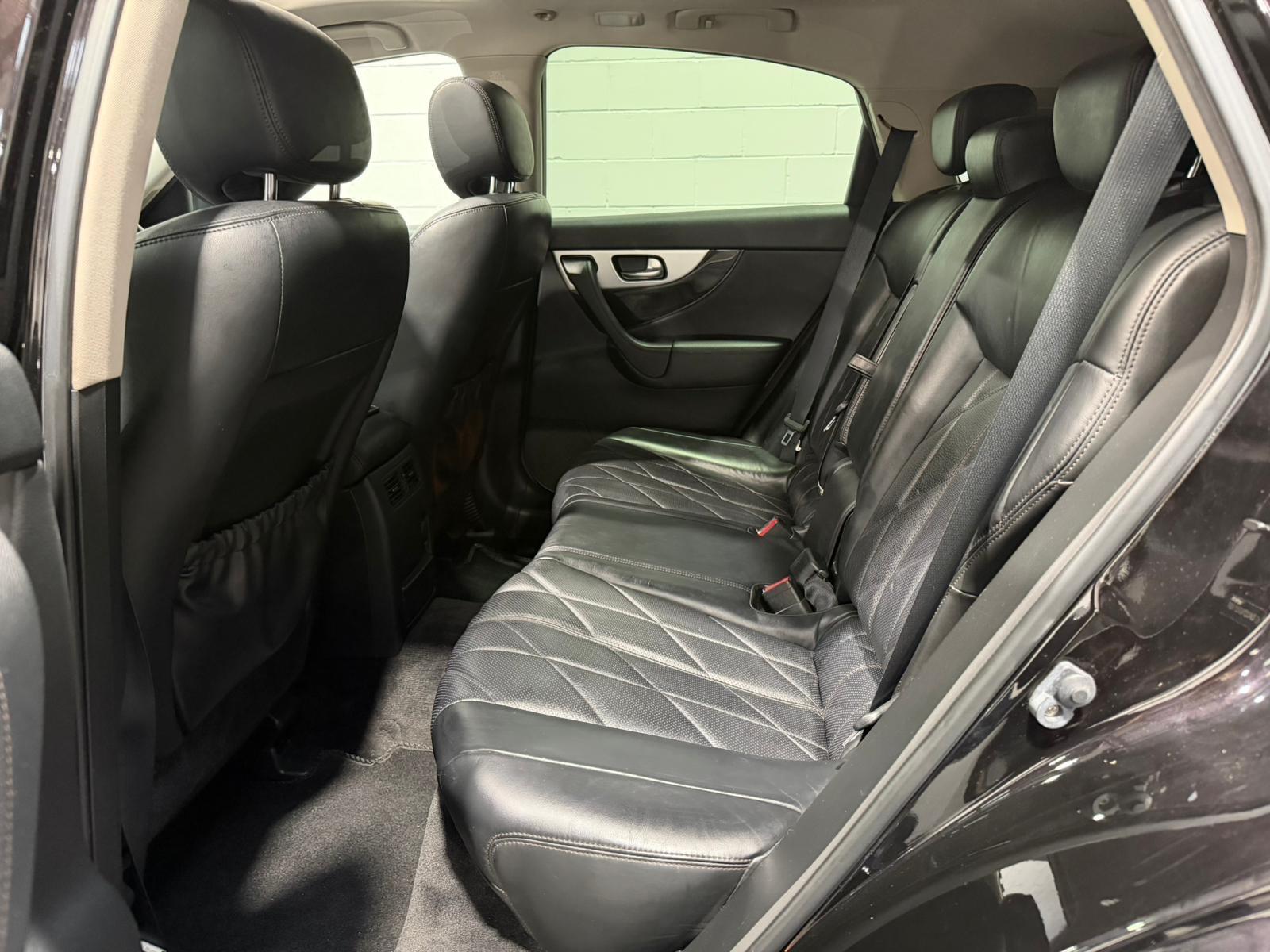 Infiniti QX70 view 17