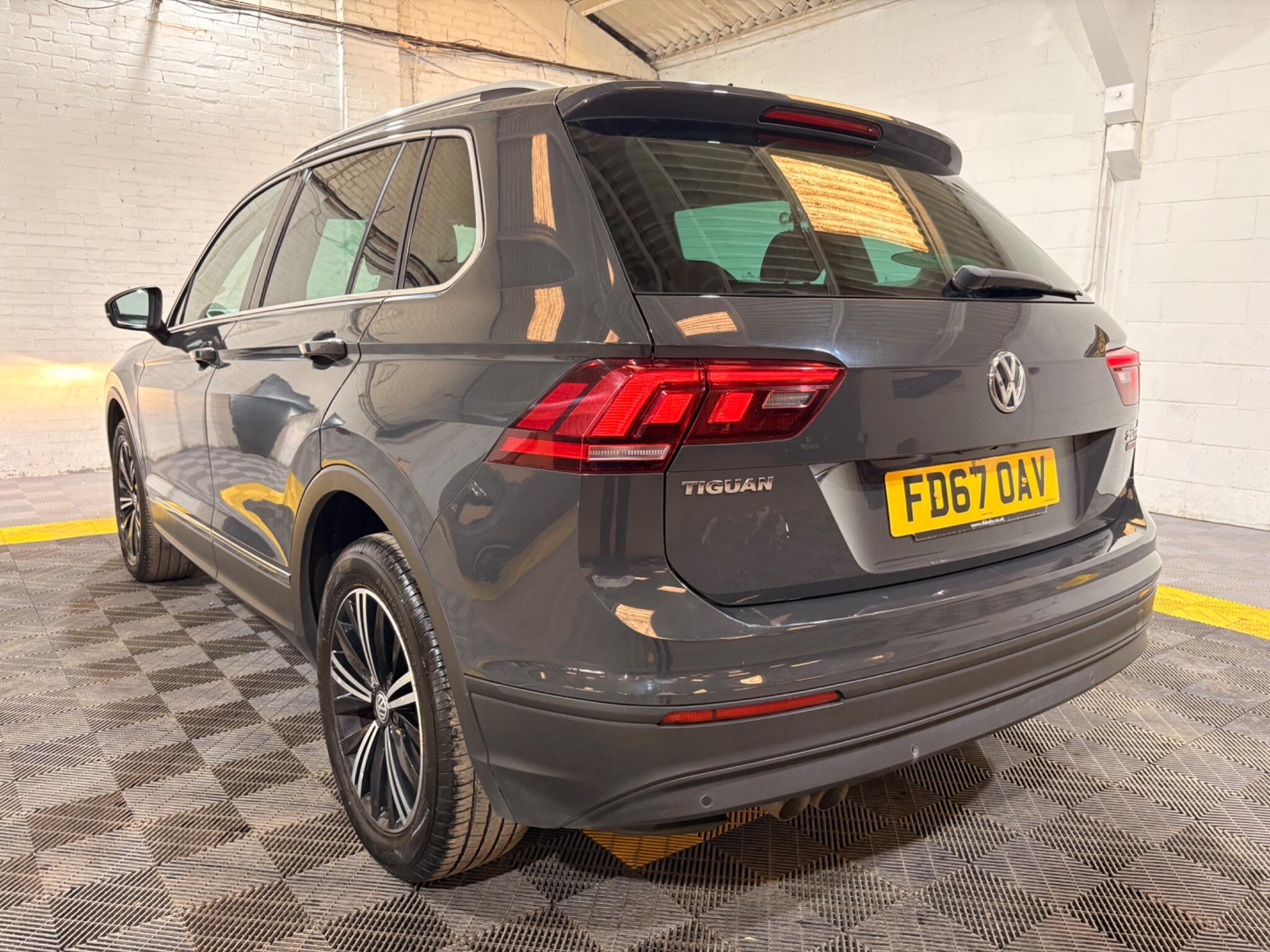 Volkswagen Tiguan view 2