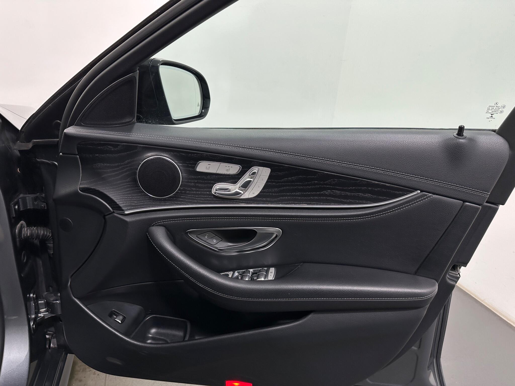 Mercedes-Benz E-Class view 36
