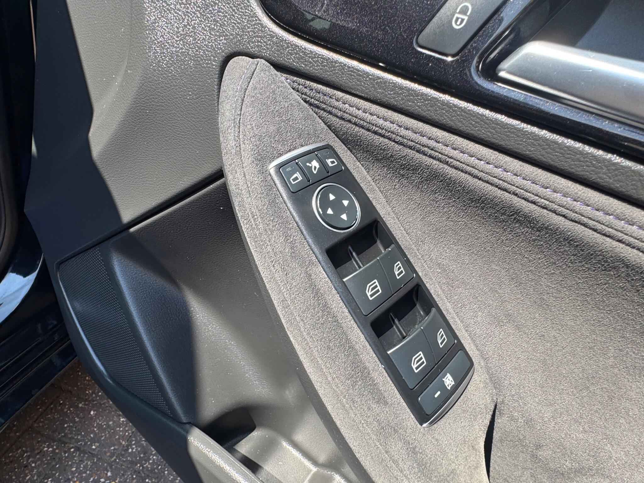 Infiniti Q30 view 13