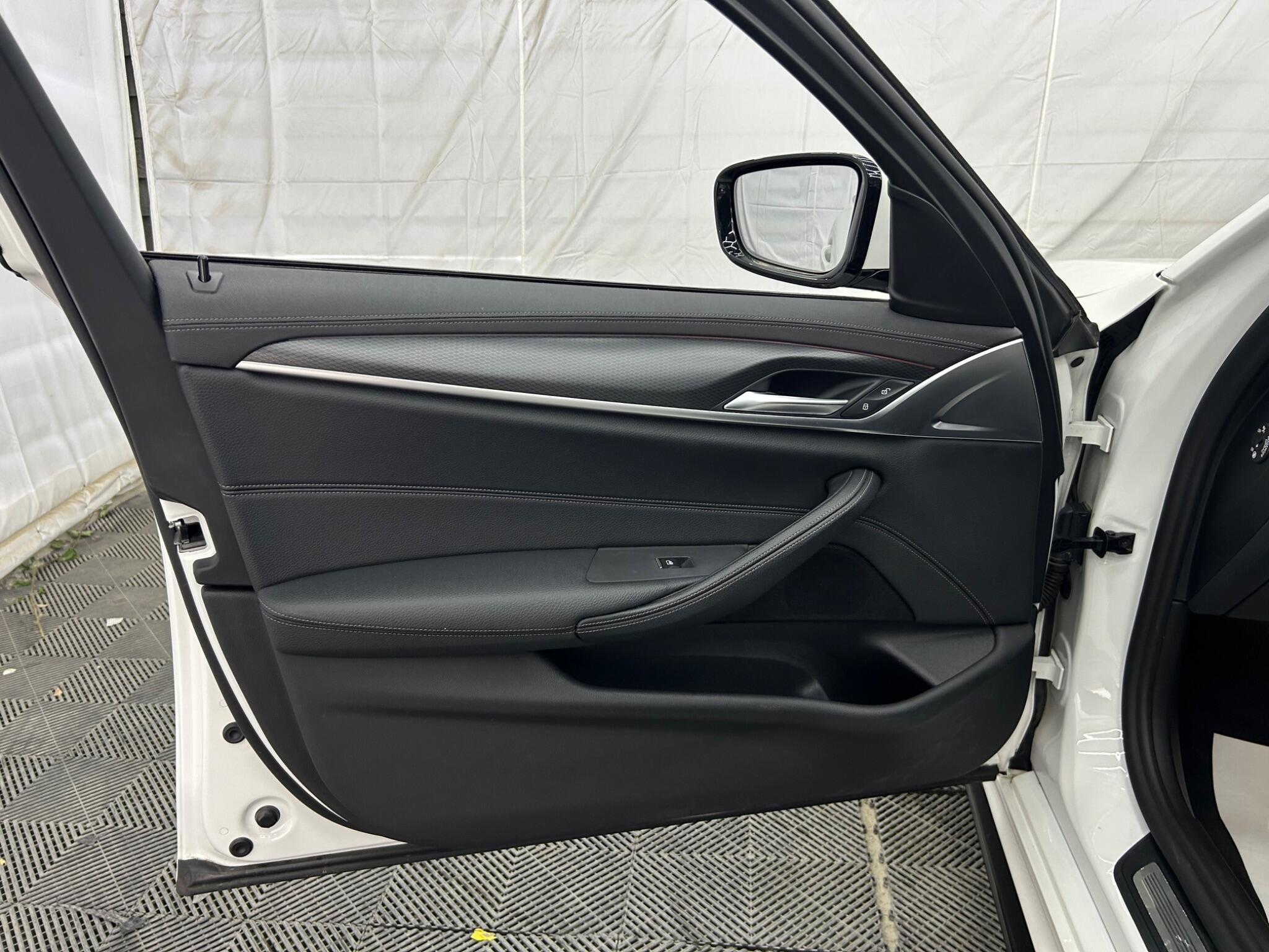 BMW 5 Series view 29