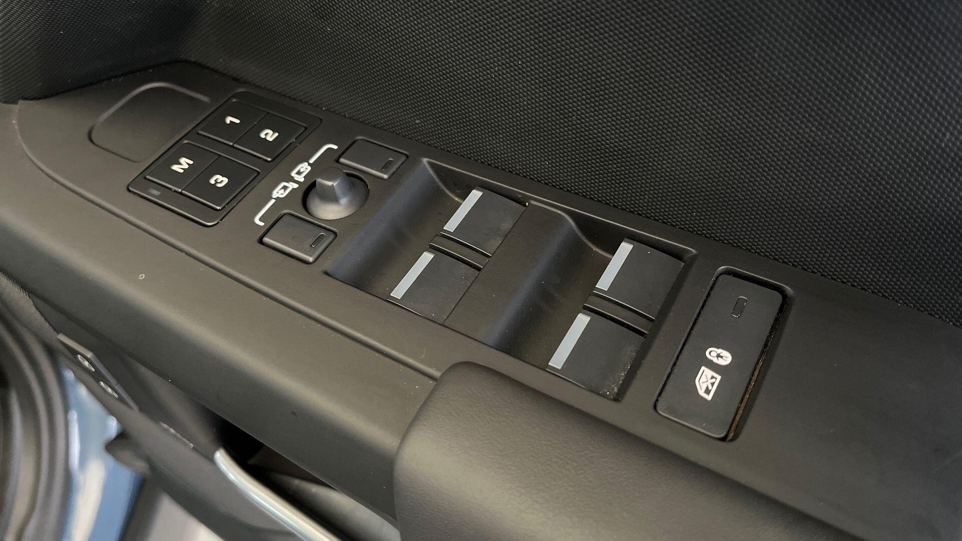 Land Rover Defender view 25