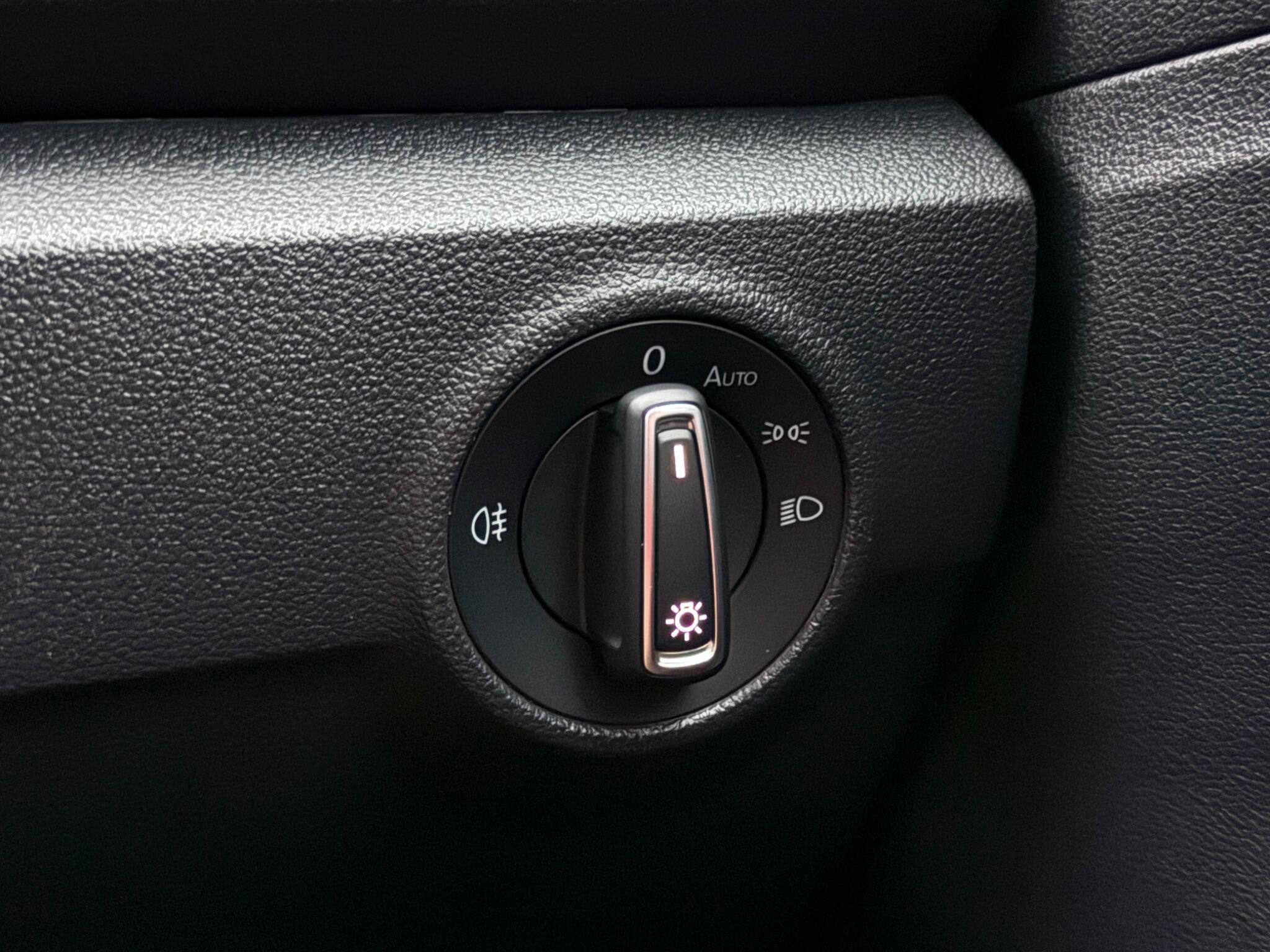 Volkswagen T-Roc view 18