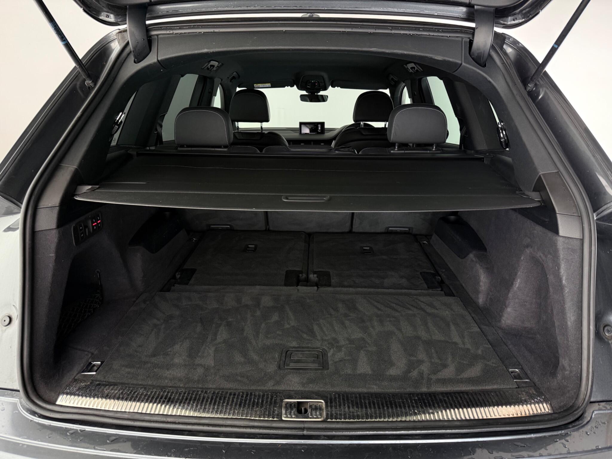 Audi Q7 view 11