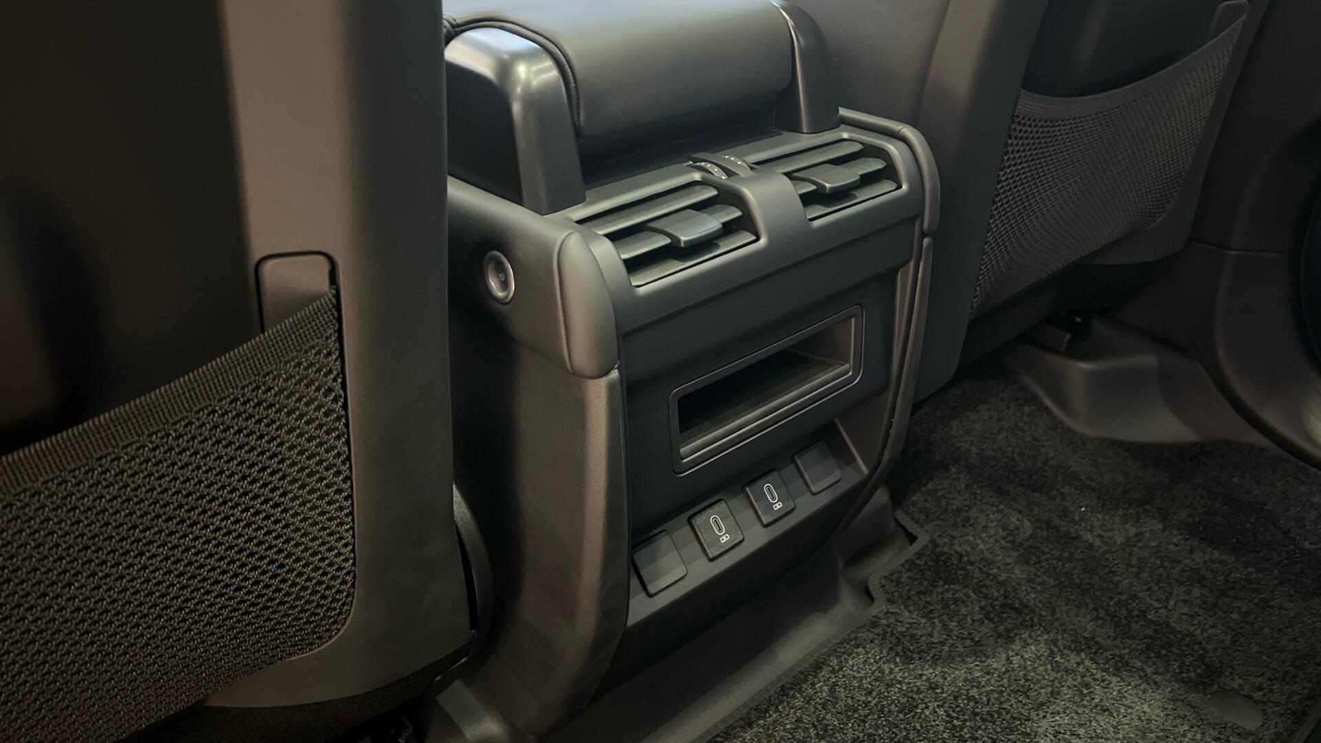 Land Rover Defender view 32