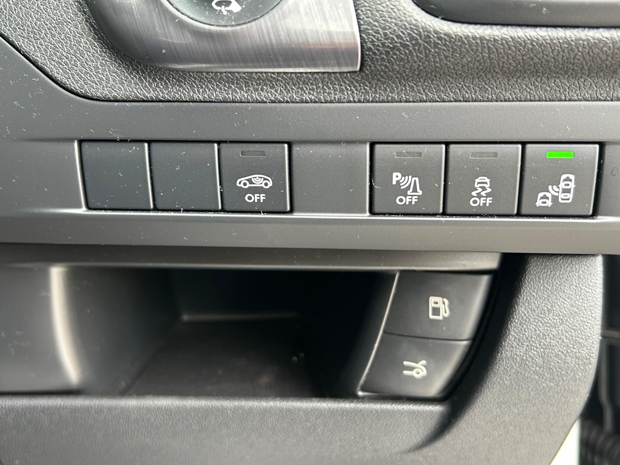 DS Automobiles DS 5 view 24