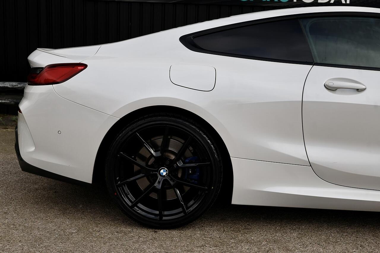 BMW 8 Series view 17