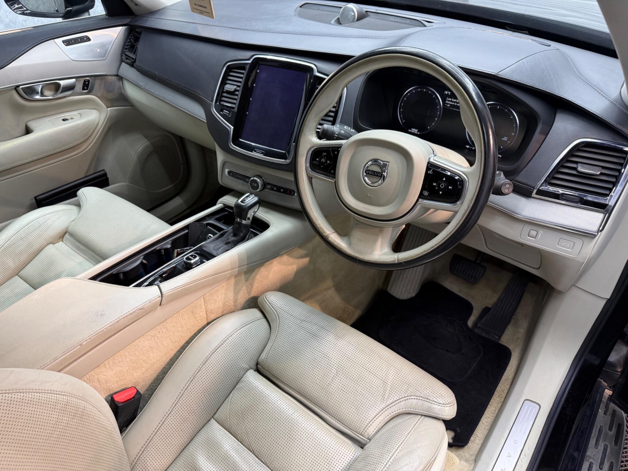 Volvo XC90 view 2