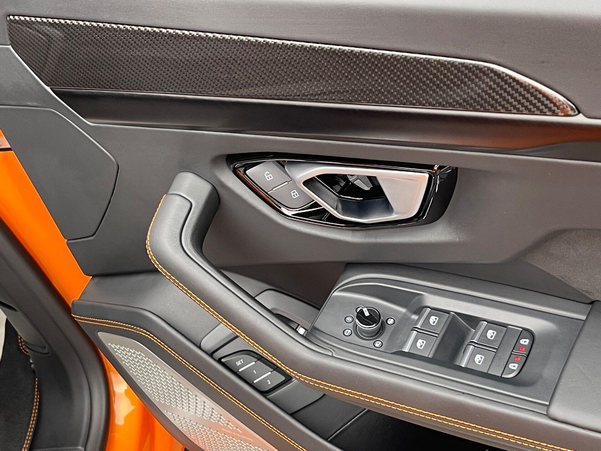 Lamborghini Urus view 45