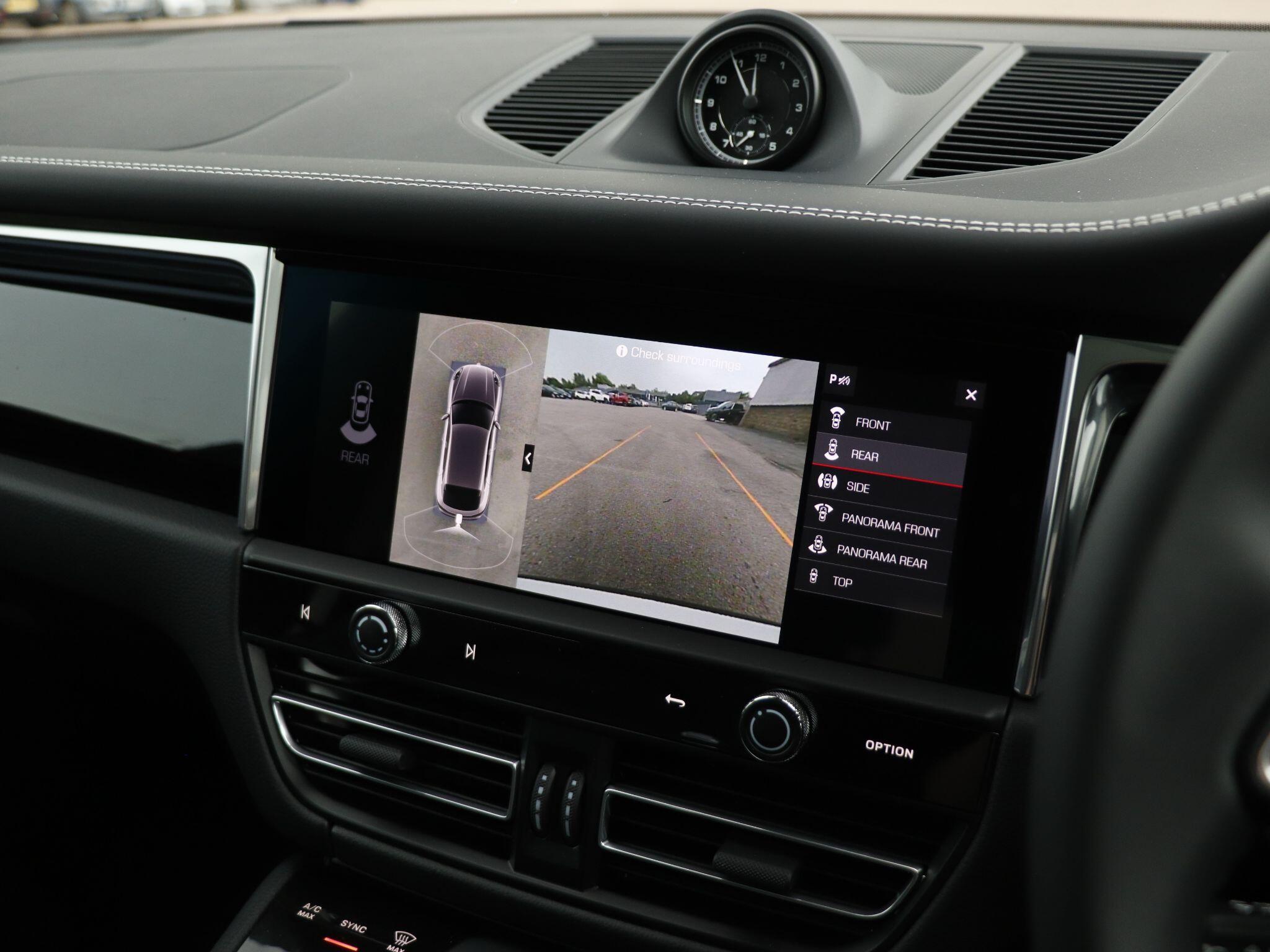 Porsche Macan view 16