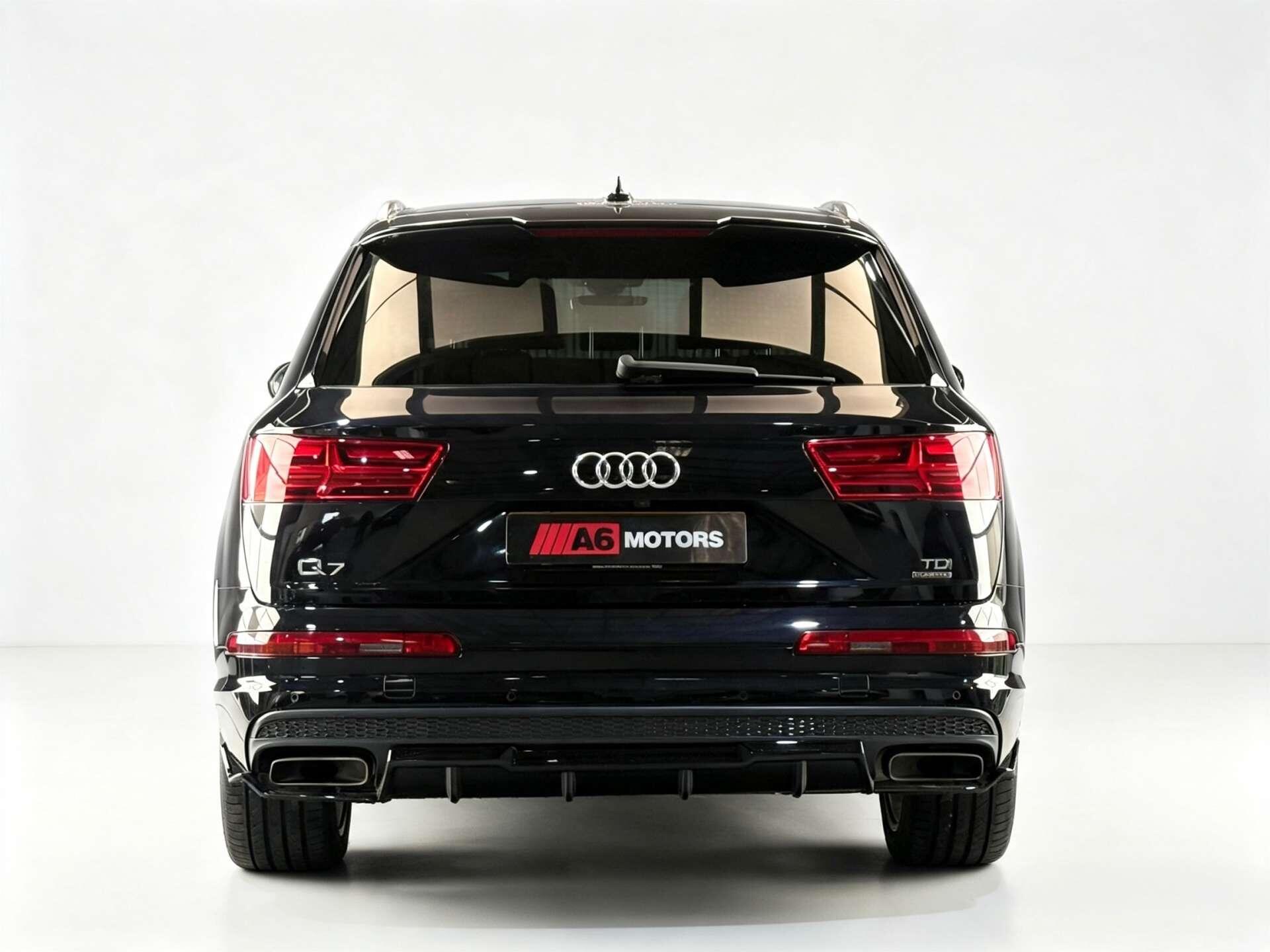 Audi Q7 view 10