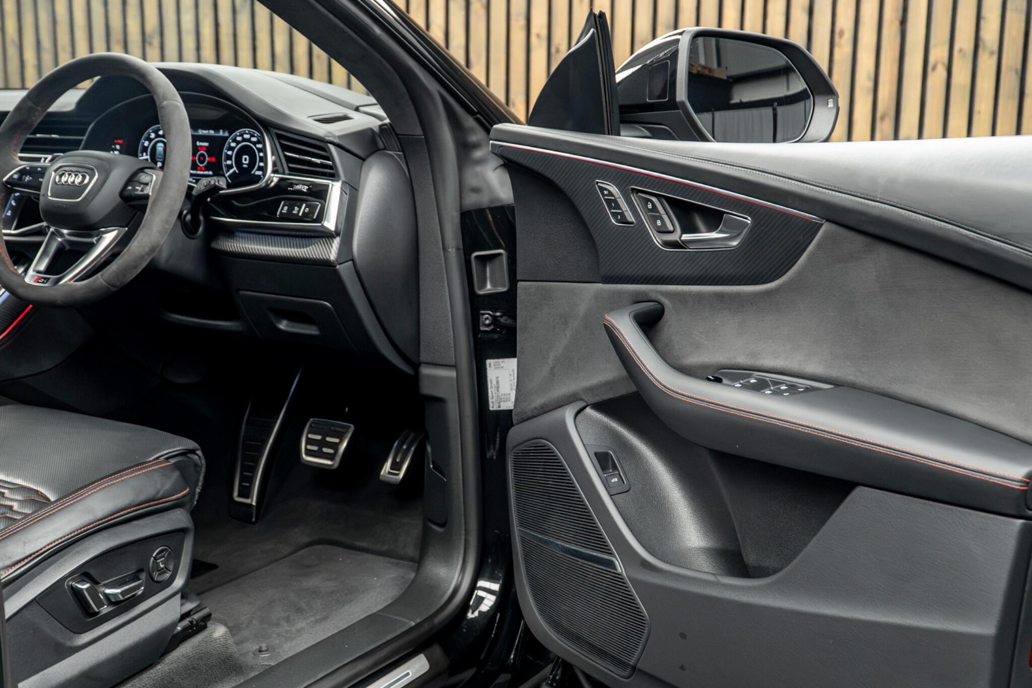 Audi RS Q8 view 31