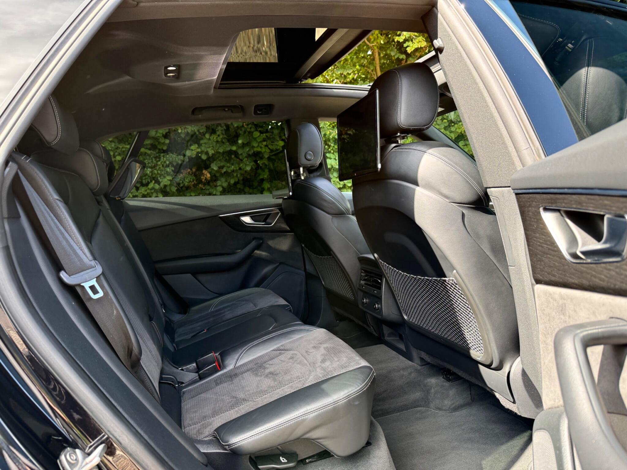 Audi Q8 view 6