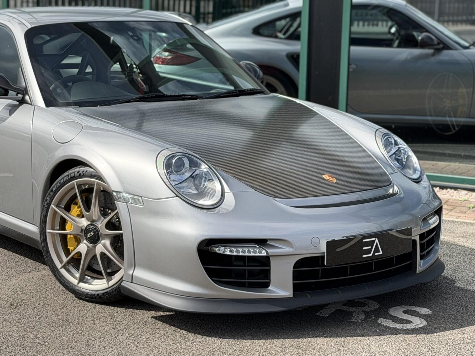 Porsche 911 view 7