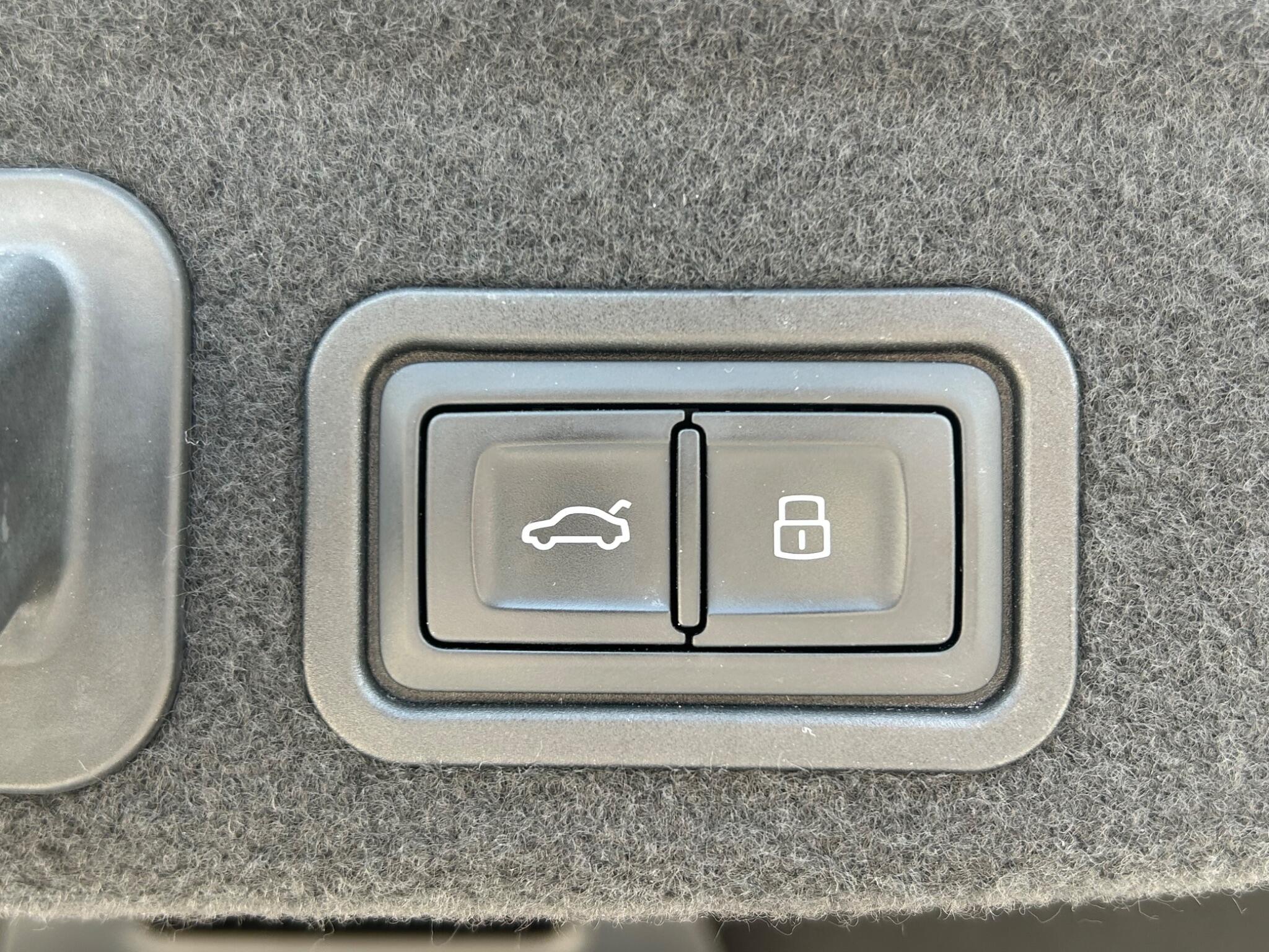 Audi S8 view 28