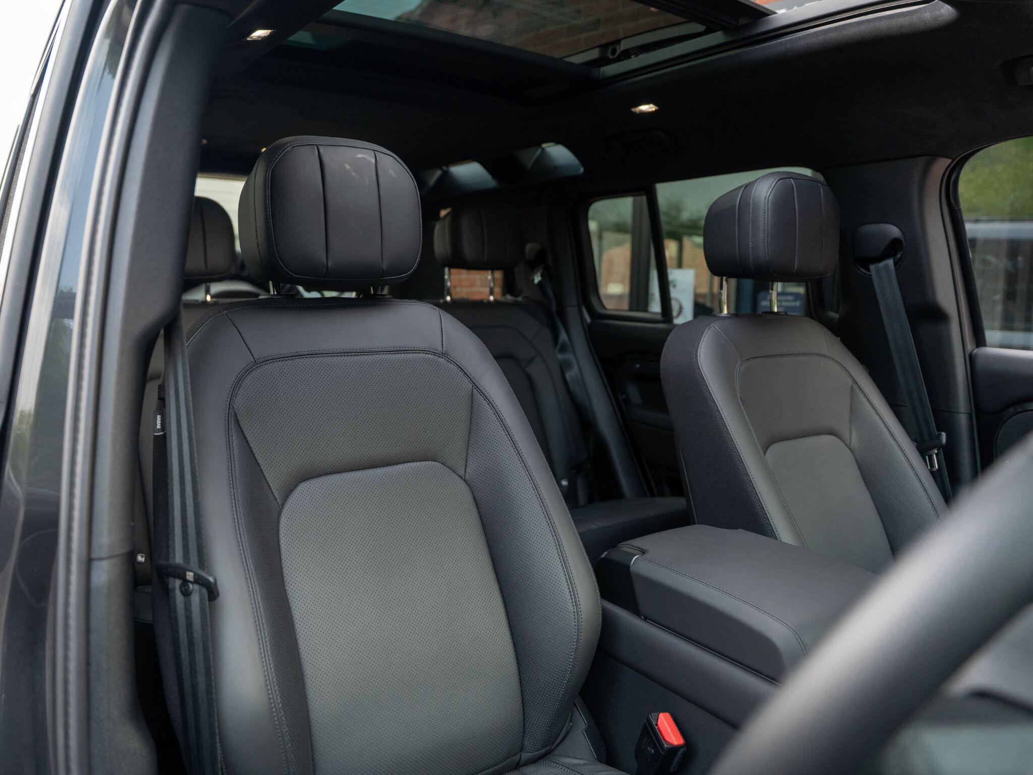 Land Rover Defender 110 view 44