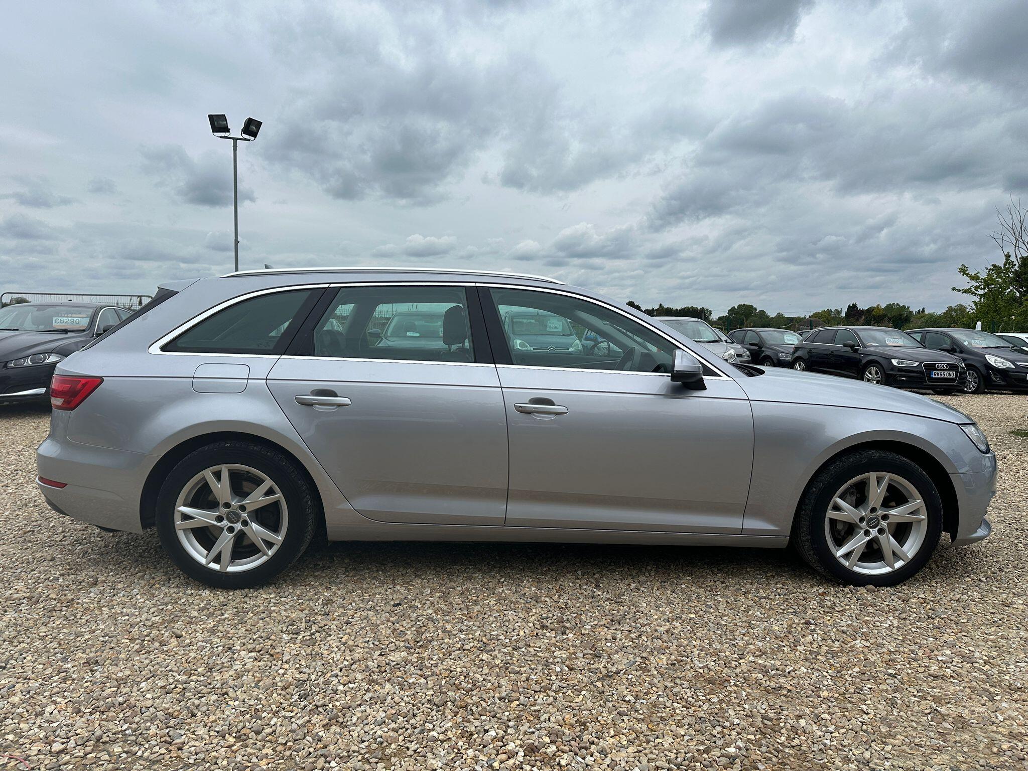 Audi A4 Avant view 5