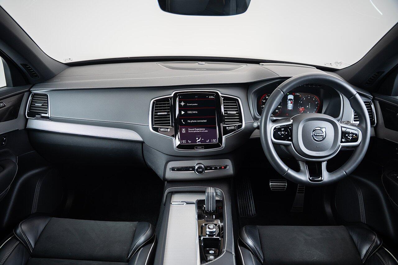 Volvo XC90 view 3