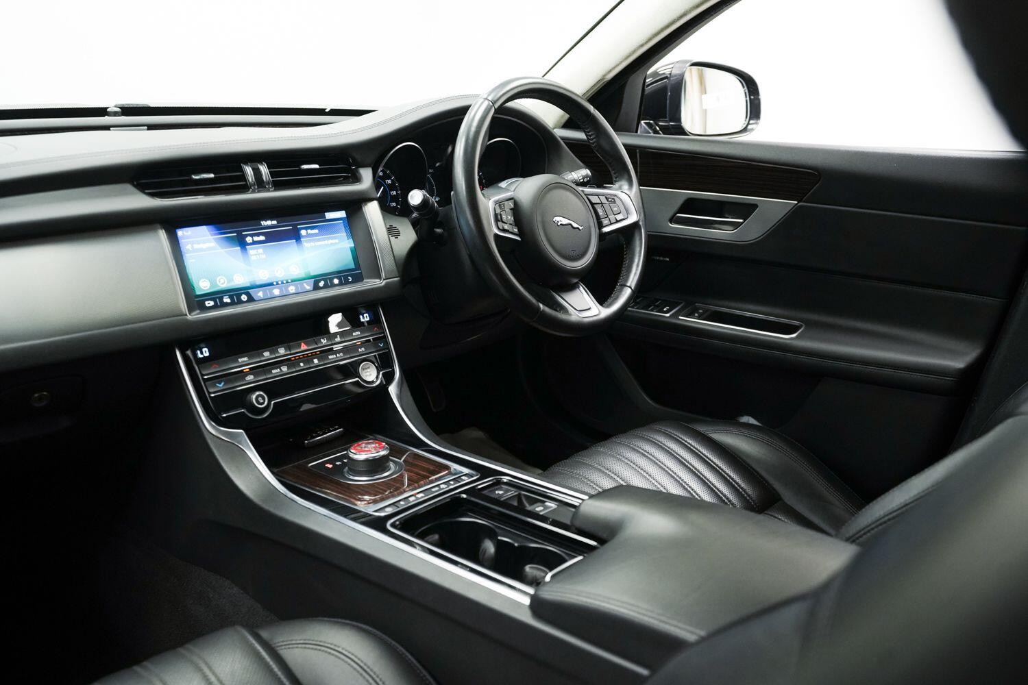 Jaguar XF view 21