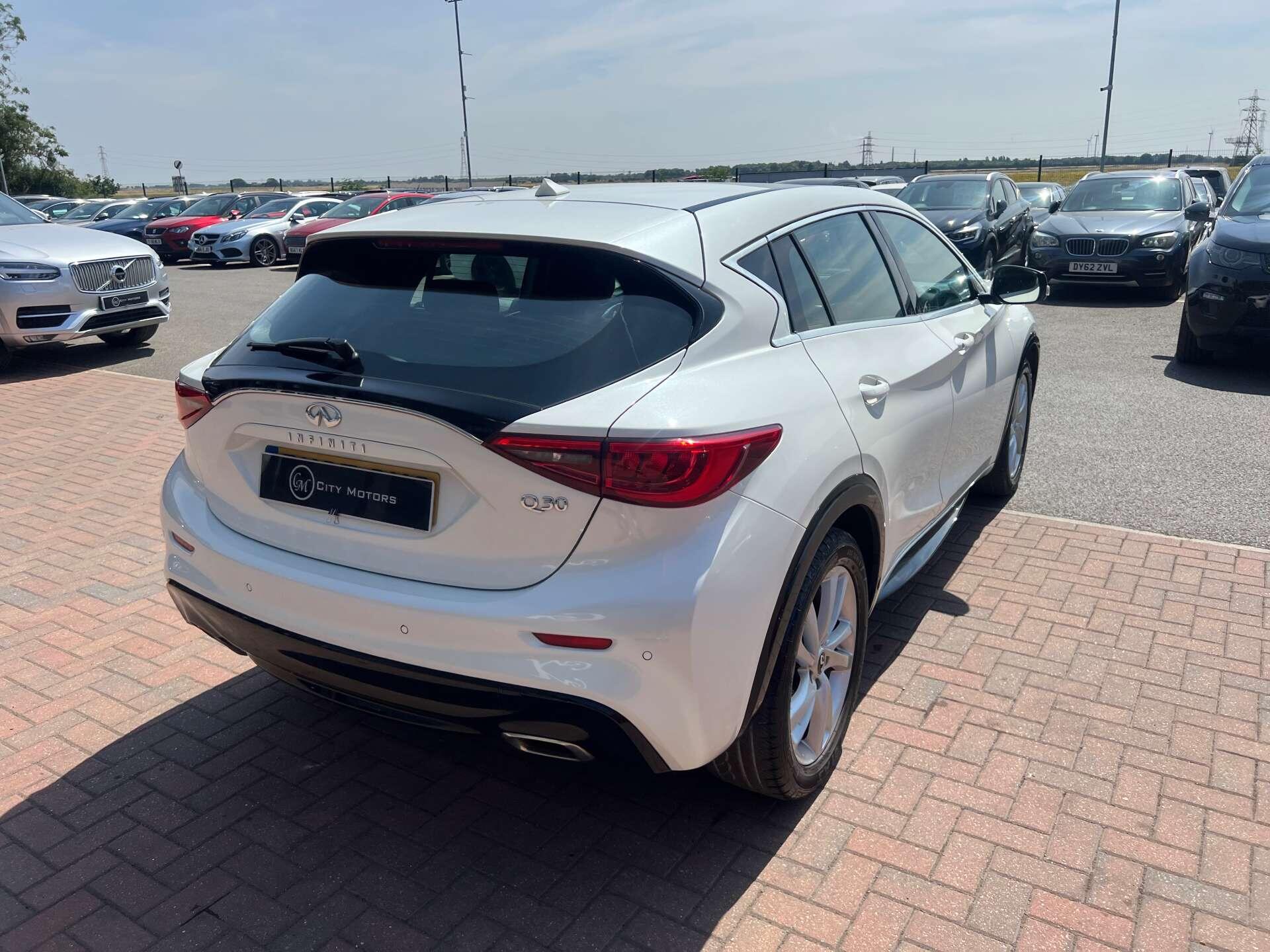 Infiniti Q30 view 9