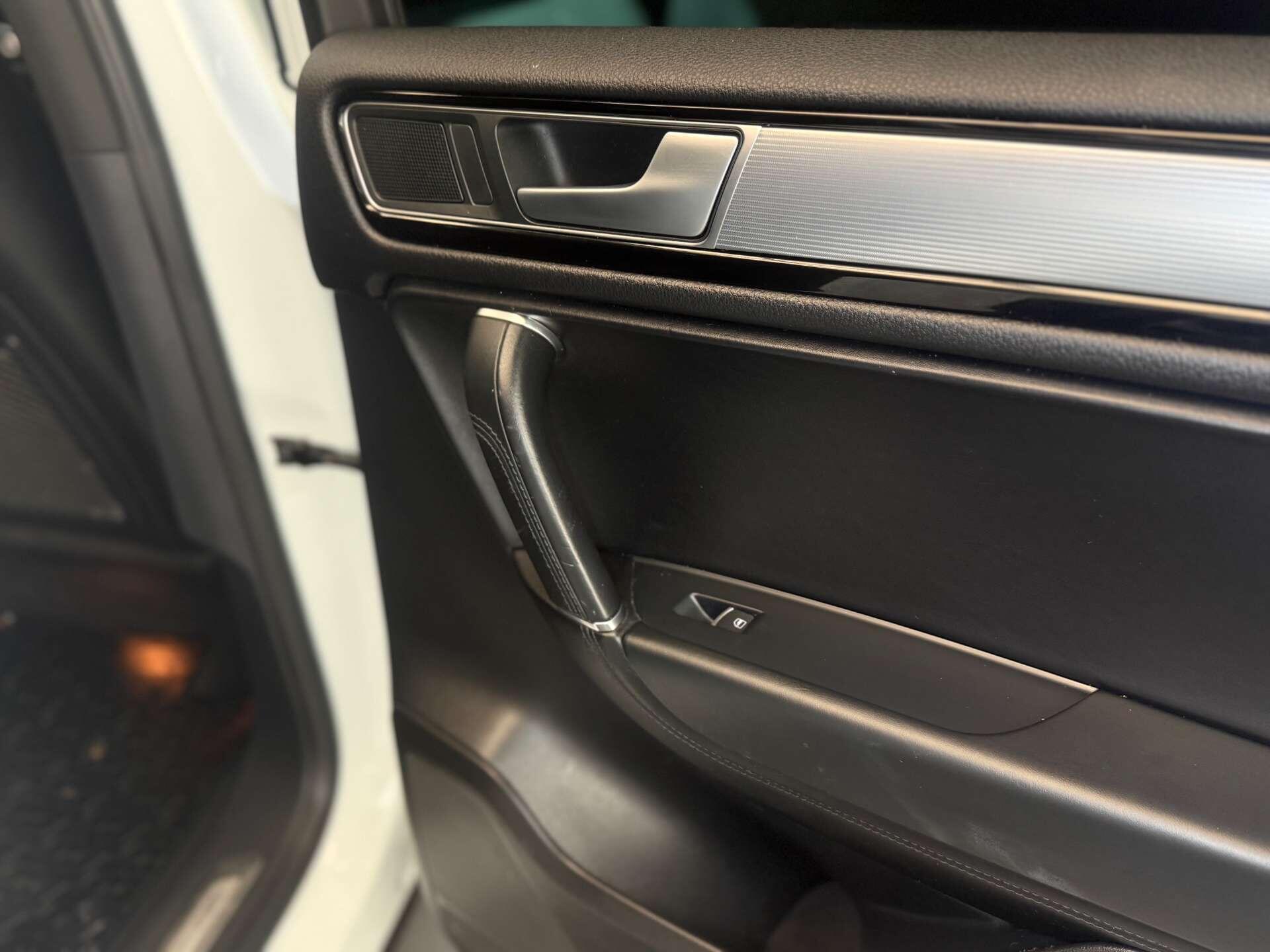 Volkswagen Touareg view 19