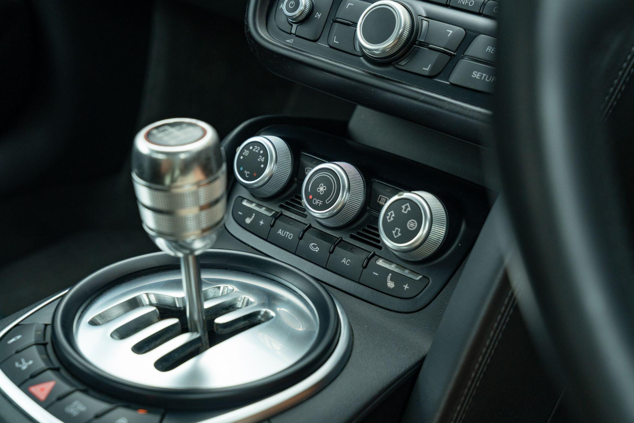 Audi R8 view 9