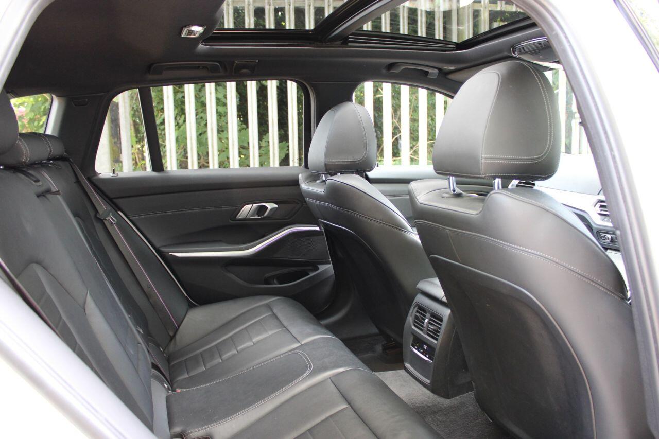 BMW 3 Series view 17