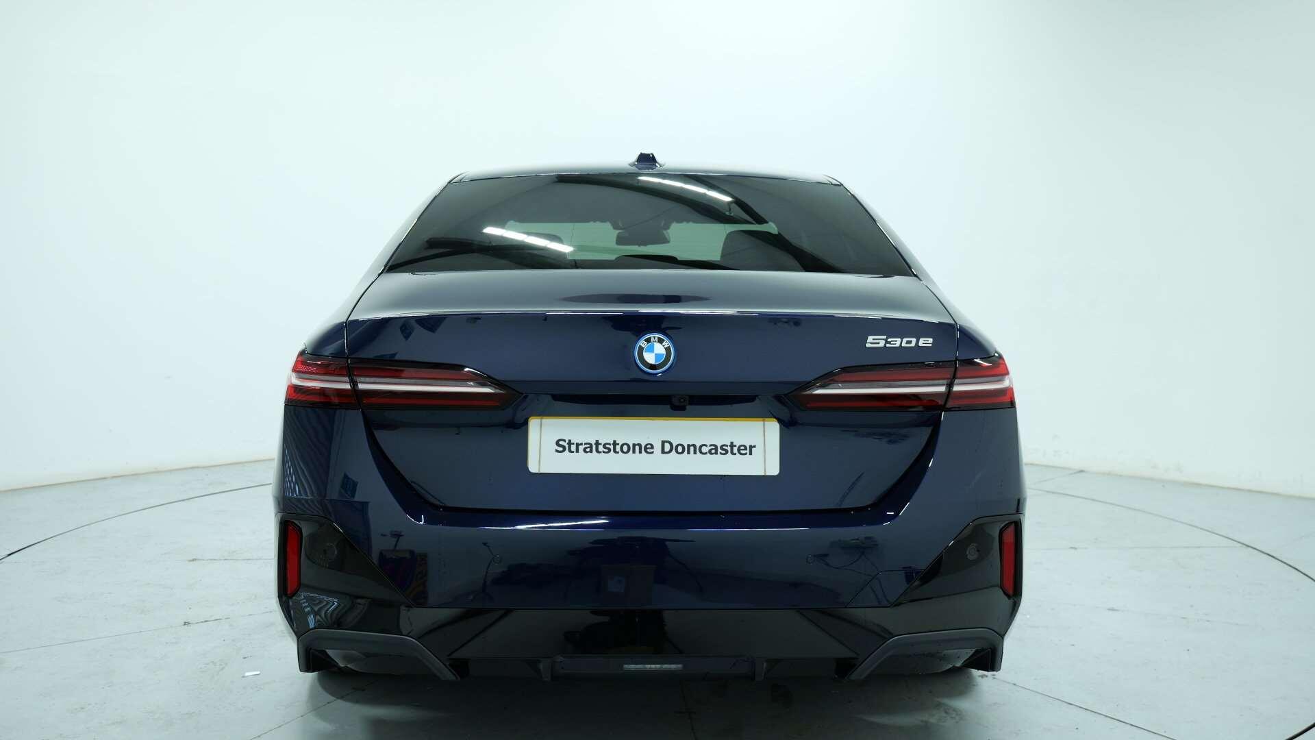 BMW 5 Series view 16